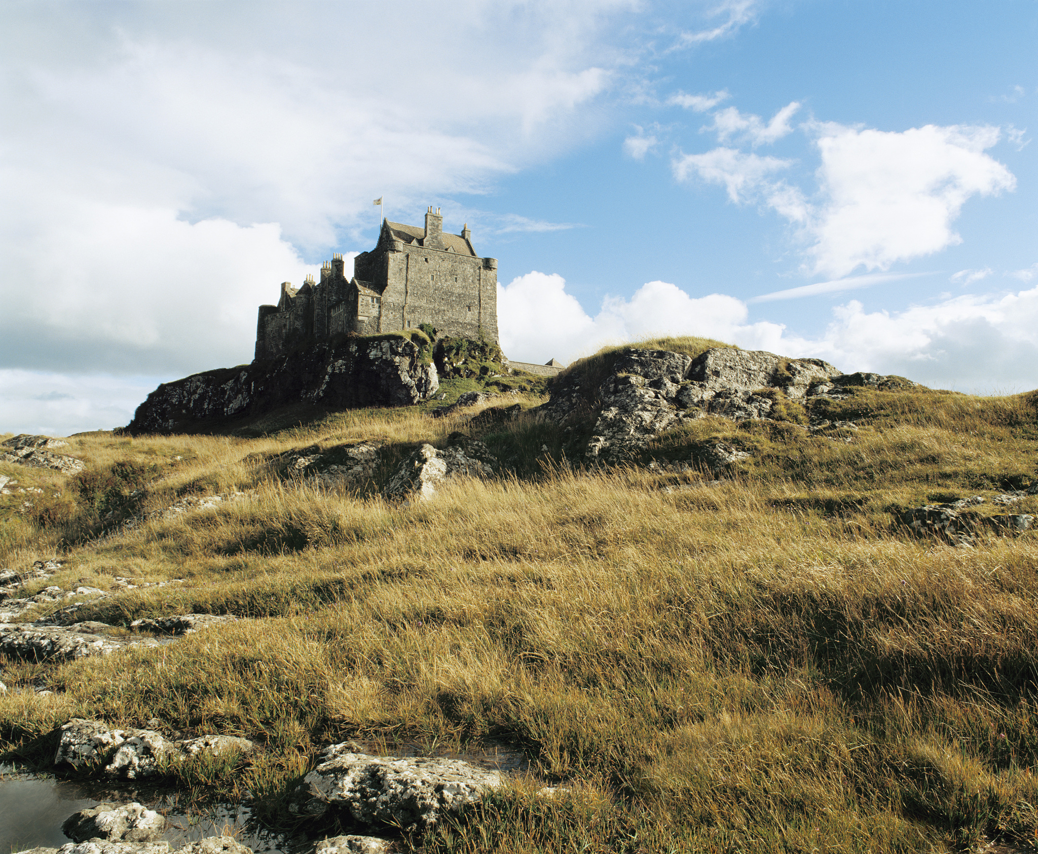 铃芽的旅行：探索未知的勇敢少女