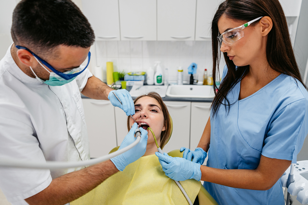 口腔医学专业：就业前景、课程设置及挑战