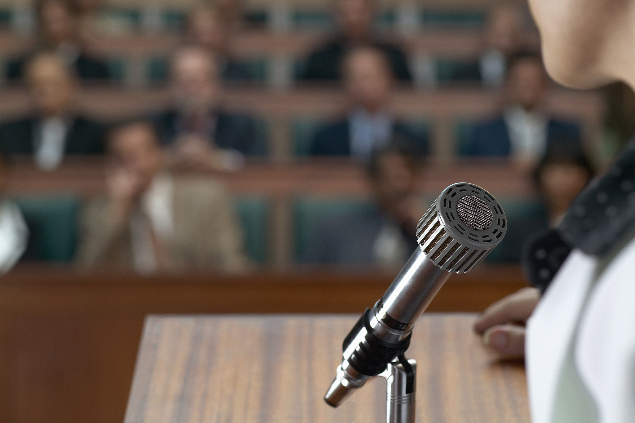 24 快速切换镜头效果本宣传片使用快速切换镜头效果将演讲与辩论的不同场景和情境快速切换展示让观众更加生动地感受演讲与辩论的魅力。例如在介绍演讲与辩论的历史和发展时将不同年代的演讲与辩论场景快速切换展示让观众更加直观地了解演讲与辩论的发展历程。25 音乐节奏感效果本宣传片使用音乐节奏感效果将演讲与辩论的节奏和韵律与音乐相结合让观众更加感受到演讲与辩论的魅力和张力。例如在介绍演讲与辩论的语言艺术时将演