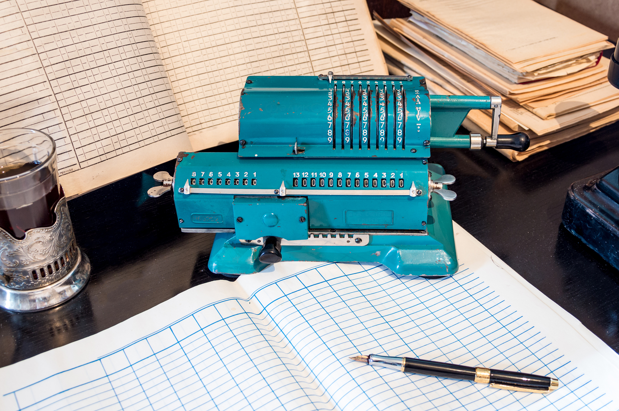 舞台上方每隔28米安装一个灯四个角都要安装一共安装了36个灯舞台的面积是多少