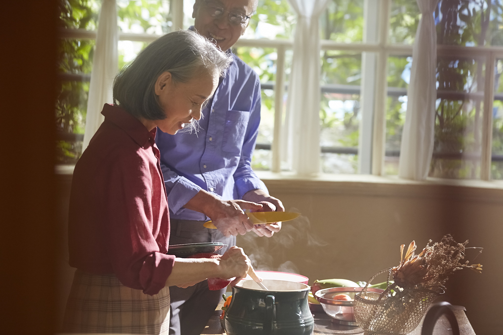 周末与爷爷的美食时光：手撕鸡、苦瓜炒牛肉、白萝卜鲫鱼汤，串联着爱的味道