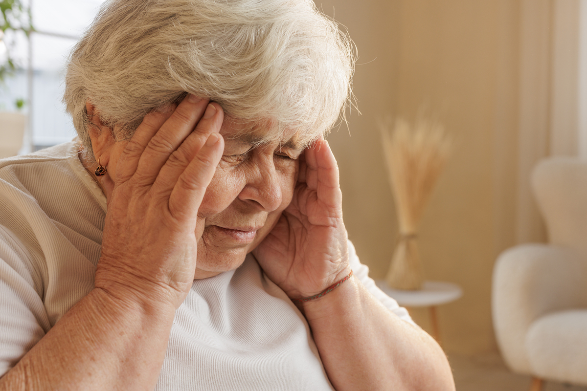 翻译：Stroke is a medical condition that is primarily characterized by the sudden onset of symptoms such as dizziness headaches numbness or weakness on one side of the body and changes in consciousness a