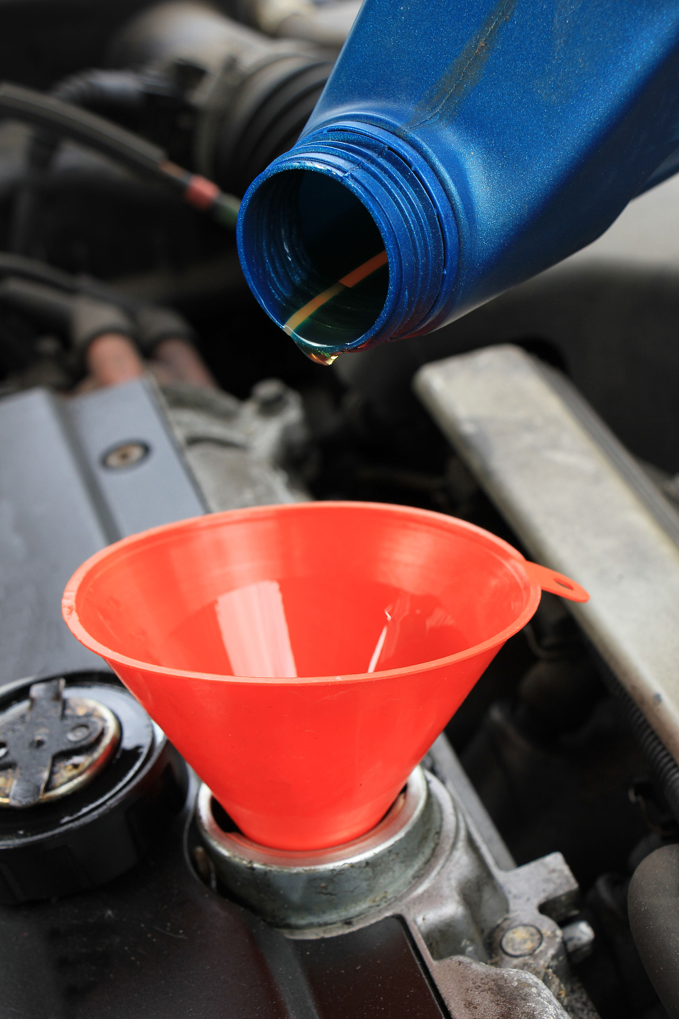 你的角色是石油开采岗位的实习生，从电动机的负载率、功率、工作状态因素论述采油耗能的影响因素，不少于500字，不能直接抄袭他人观点和概念。