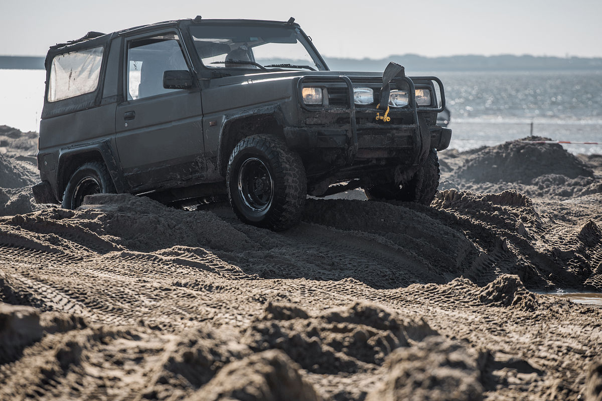 沙滩上的越野卡车和其他4x4车辆