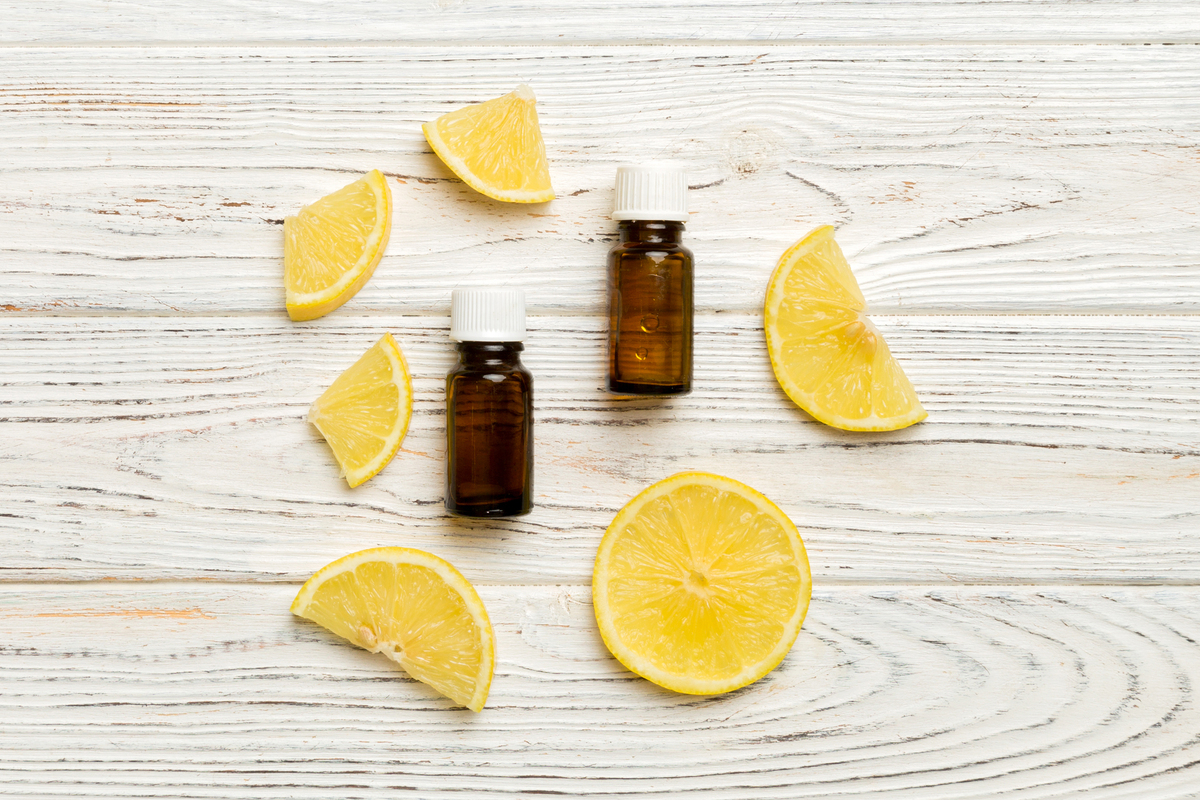 第一部分自我介绍我是今天分享的是多特瑞大的柠檬精油第二部分产品介绍主要成分：柠檬烯60-70β-蒎烯10-20松油烯0-10、主要功效：强健免疫系统帮助身体净化排毒提振精神抗氧化促进血液循环、降血压、降低LDL第三部分使用方法可以嗅吸、涂抹、食品添加