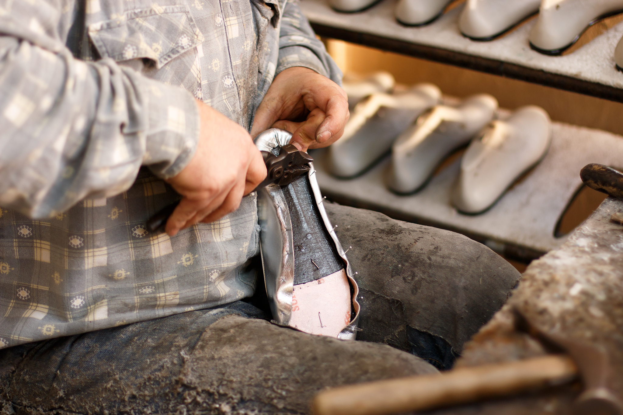 洗鞋和修鞋的区别：清洁保养 vs 修复修复