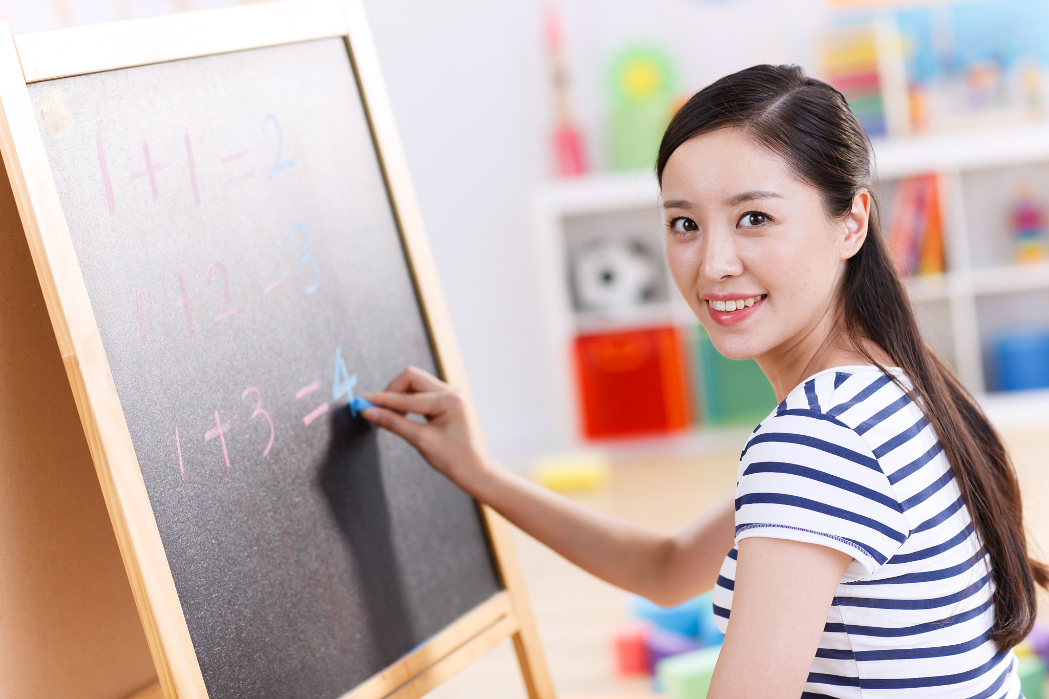 女孩子适合学幼师专业吗？优势、挑战和选择建议