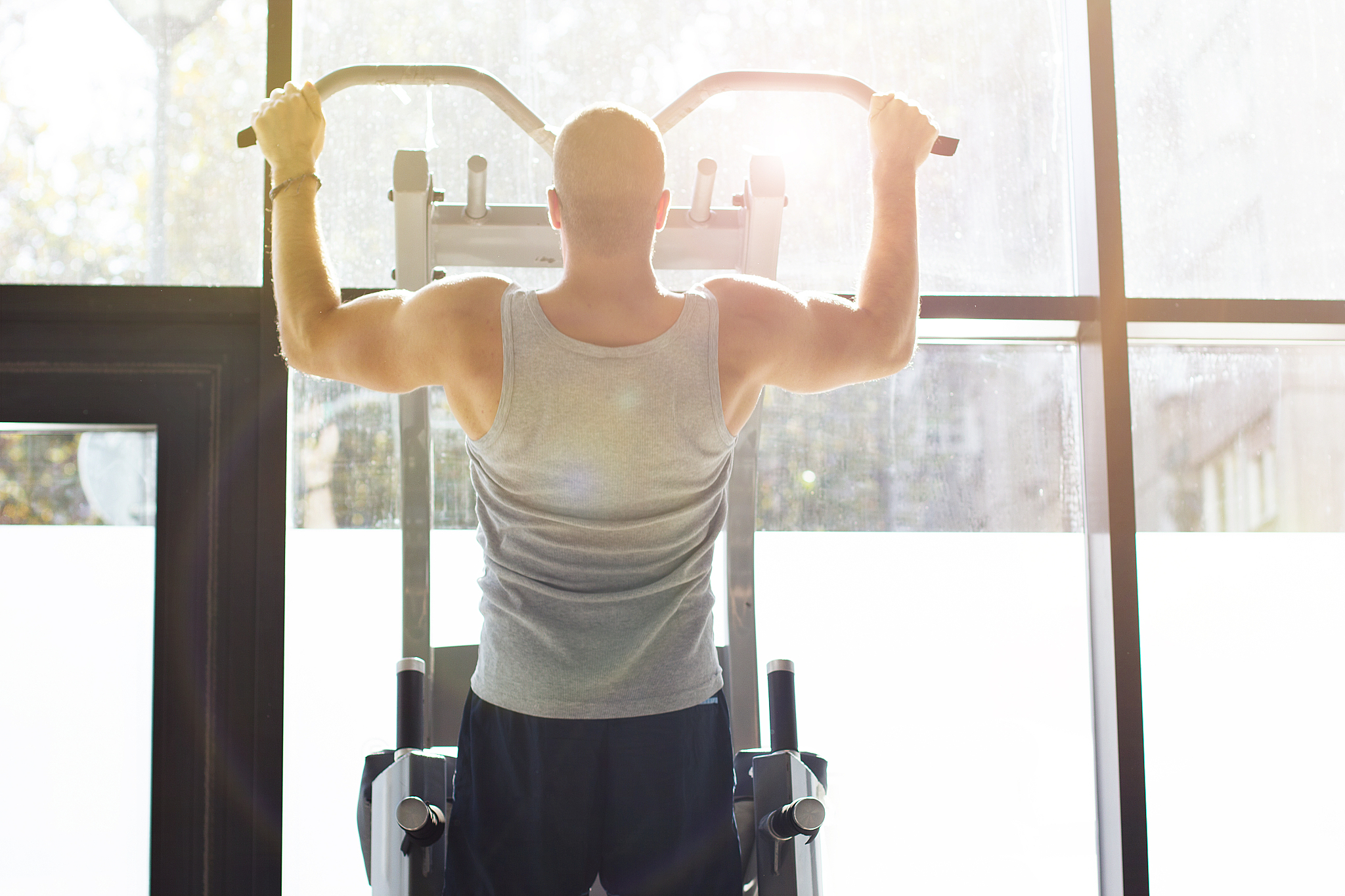 引体向上完整教程：动作要领、常见错误及纠正方法