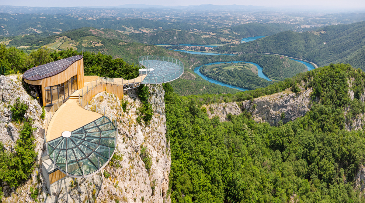 文旅融合背景下承德避暑山庄旅游发展现状及对策研究论文的英文文献资料