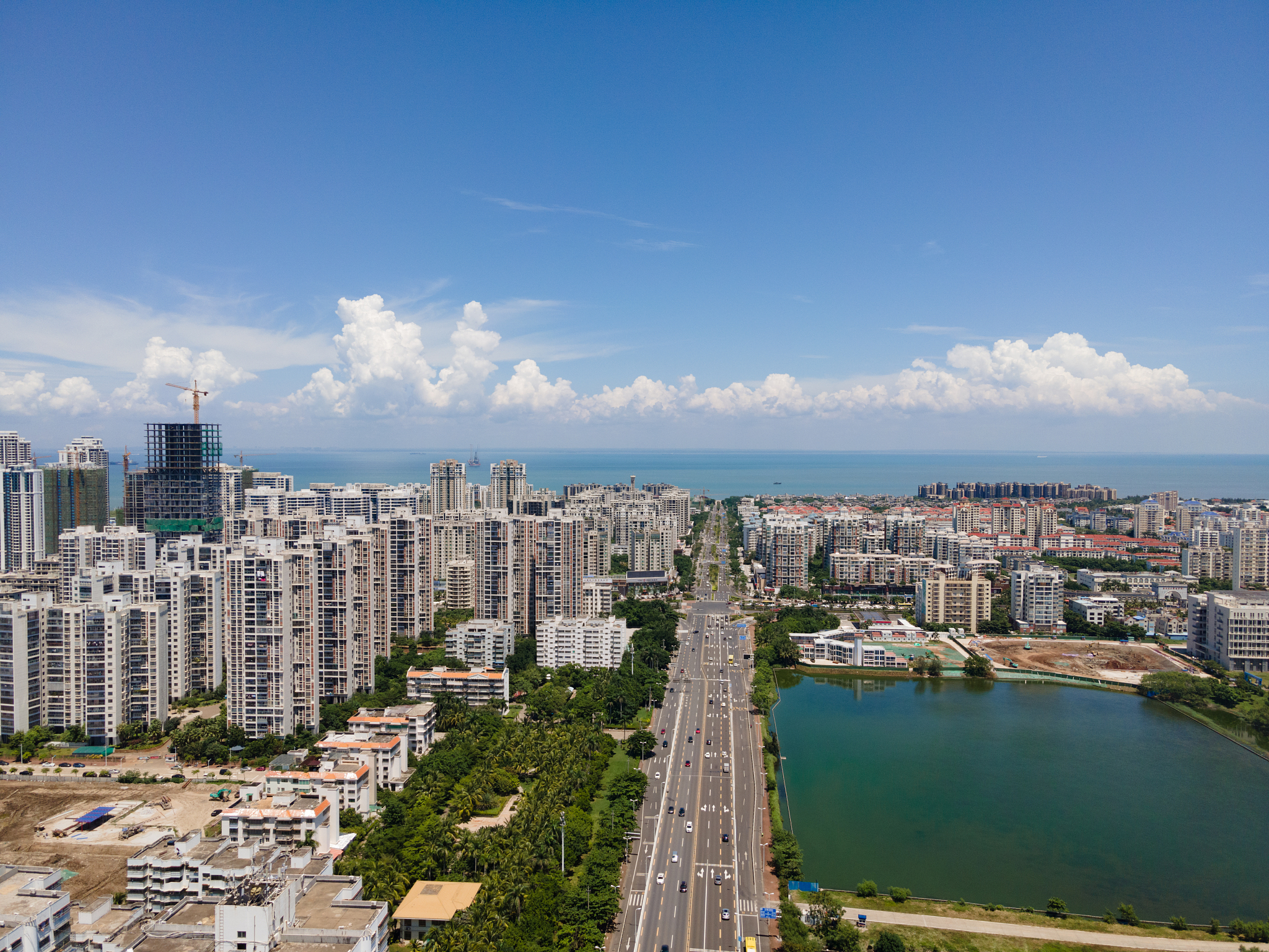 海口蓝天白云大海城市