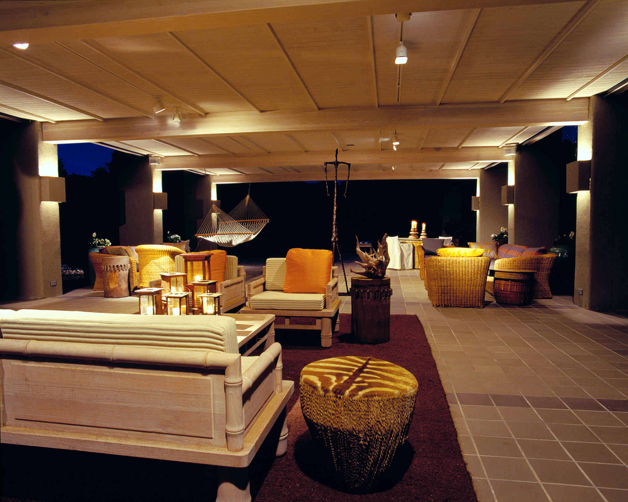 If The Ritz-Carlton Hotel wants to expand its market to Italy analyze its main competitors and why it would distinguish itself from its competitors
