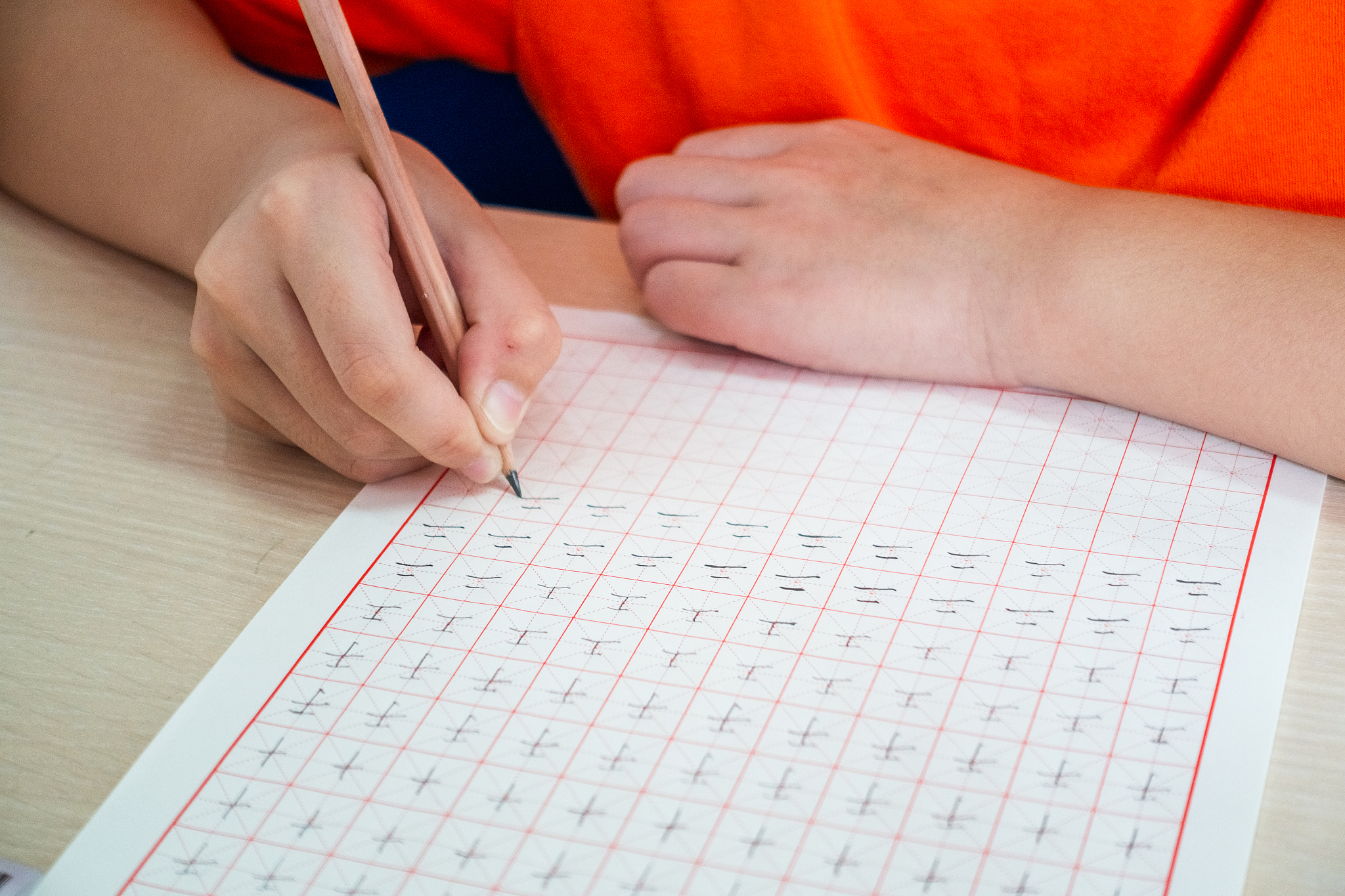 human 改写：前书写教育活动的内容和开展形式单一；幼儿教师注重幼儿书写技能的发展而忽视了对幼儿书写兴趣的培养；幼儿书写的自主性差教师对于幼儿进行的指导没有针对性等等。;