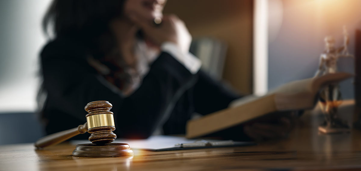 撰写一篇05-1万字的《行业人物访谈报告》。选择三位你未来择业、创业或升学的法律行业、专业领域的从业人物进行访谈从行业特点、工作性质、工作经历、工作内容、行业发展前景、福利薪酬、工作感悟等多角度开展调查访谈拟定访谈提纲整理访谈记录并撰写访谈报告。