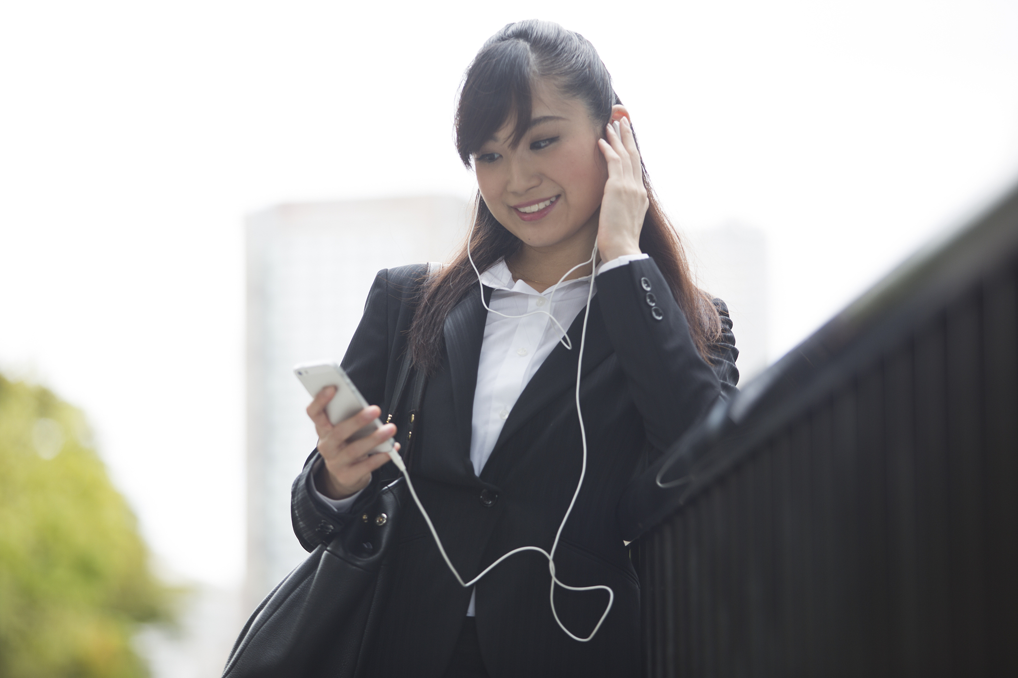 women listening to music with earphones