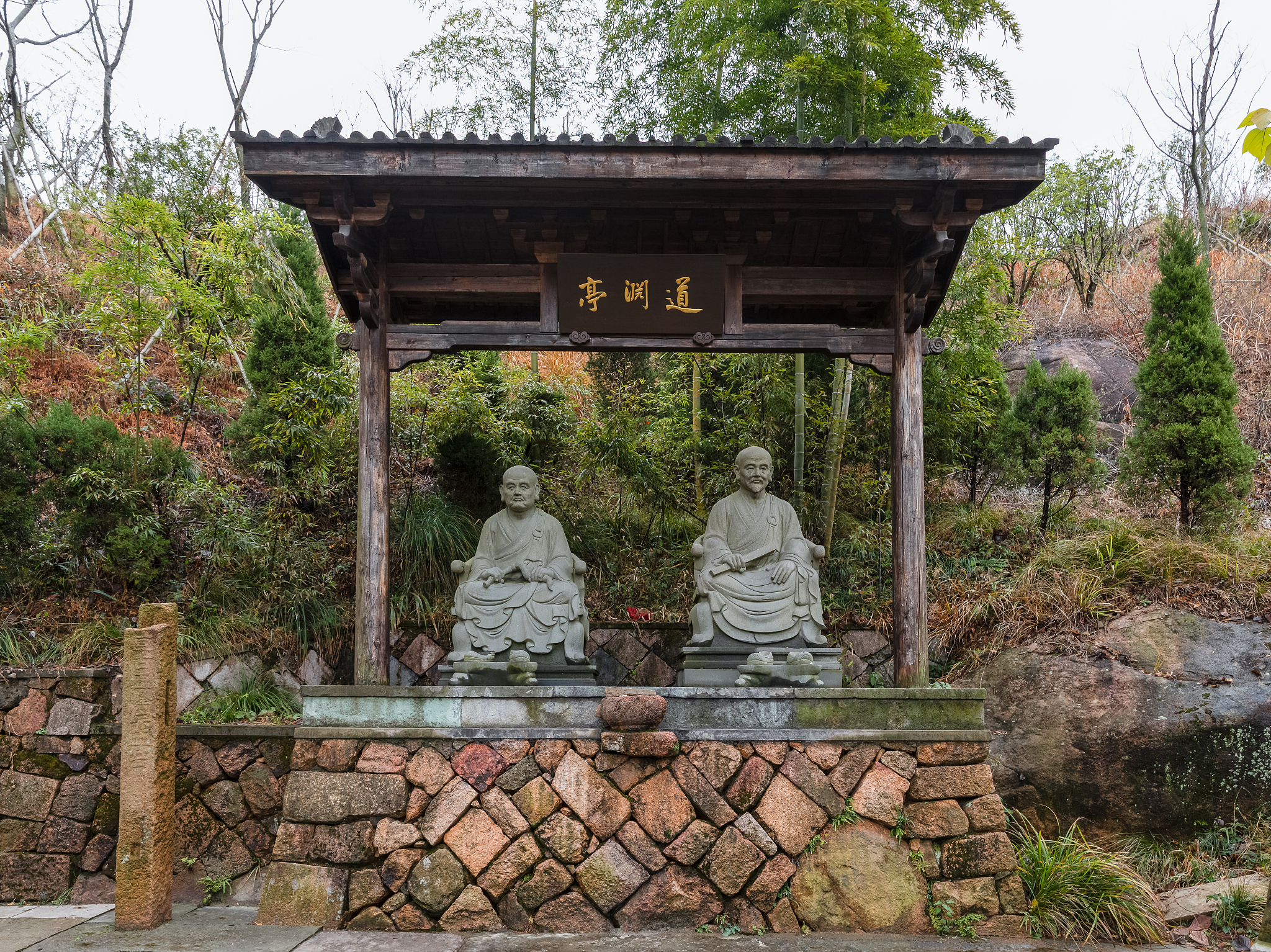statues of zen master wuzhun or mujun and his japanese disciple 