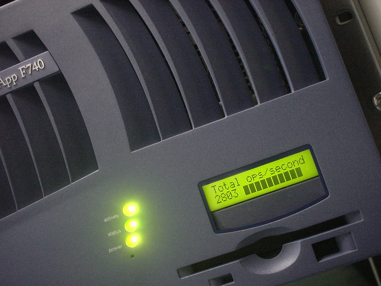 redactame una descripcion de producto seo con un tono cercano en español de España utilizando el metodo AIDA y con una longitud de 50 palabras exactas Teclado Mecánico Corsair K60 RGB PRO Cherry