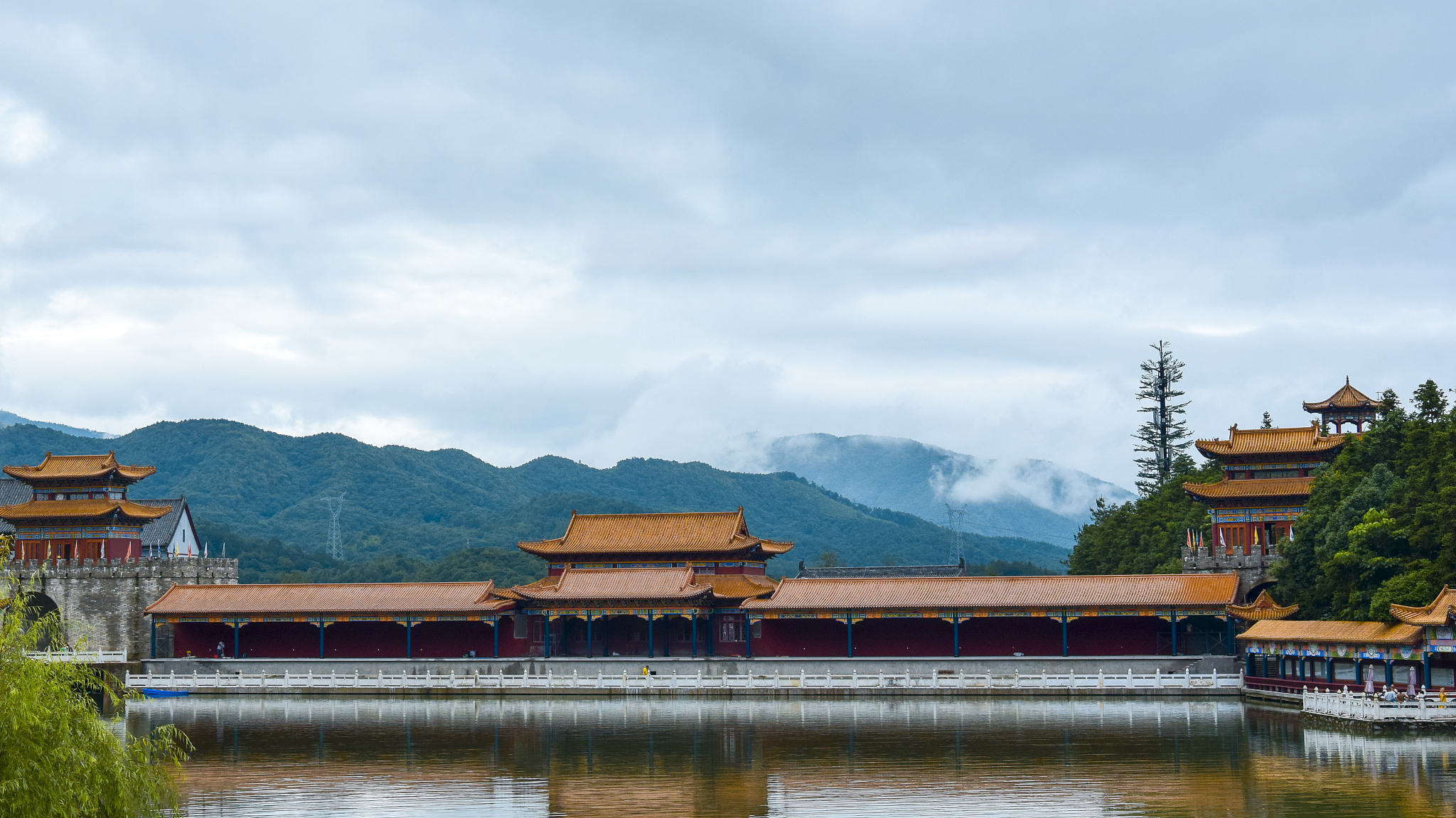 将下文浓缩为40字 目的：文化是一个国家、一个民族的灵魂党的十九大报告提出要坚持文化自信发展中国特色社会主义文化满足广大群众对文化需求呈现多元化的时代追求构筑立足中国国情的、适合中国人民的精神与价值。同时要完善公共文化服务体系深入实施文化惠民工程丰富群众文化活动以推进基层文化建设更好地满足基层人民群众精神文化需求。在传承和发扬中华优秀传统文化的同时要运用不同的艺术形式将文化转化为文