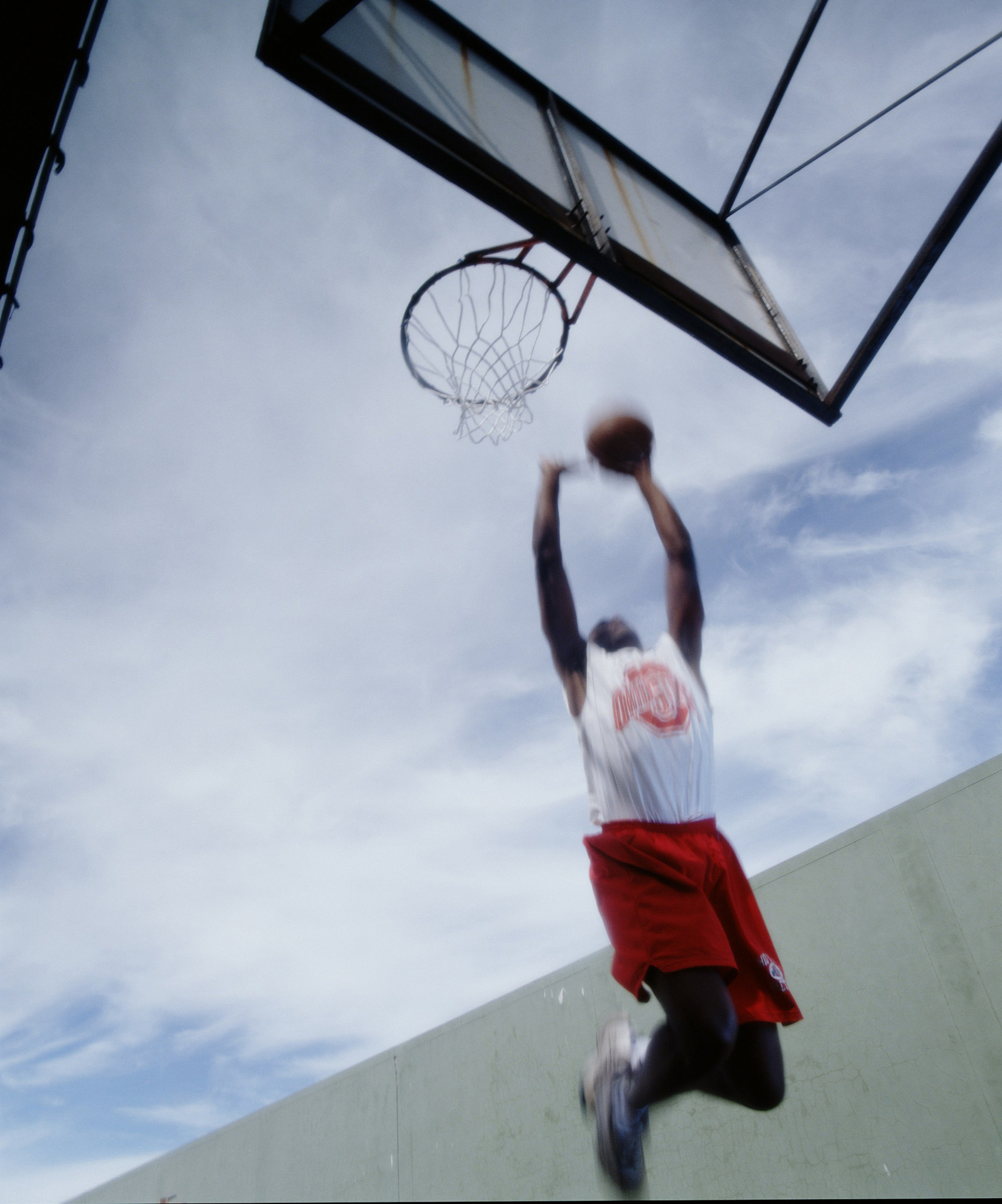 《伴我飞翔》：迈克尔·乔丹的篮球传奇