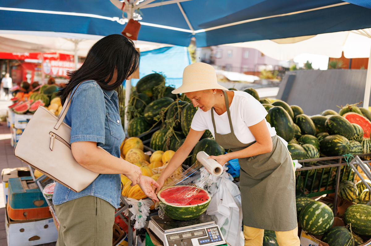 请参考以下资料写一篇新的文章需要全新的标题不少于3000字。原文如下：日前一位网名叫荔枝娜娜的90后运动员意外走红成为国内媒体、网友关注的焦点！据了解荔枝娜娜已经离开赛场、选择退役之所以成为媒体、网友关注的焦点还要从她摆摊儿、卖水果说起。荔枝娜娜在短视频社交平台上发布摆摊儿、卖水果的视频自始至终都积极、乐观地面对生活没有任何的抱怨。或许正是这种积极乐观、不放弃的精神打动了网友。
