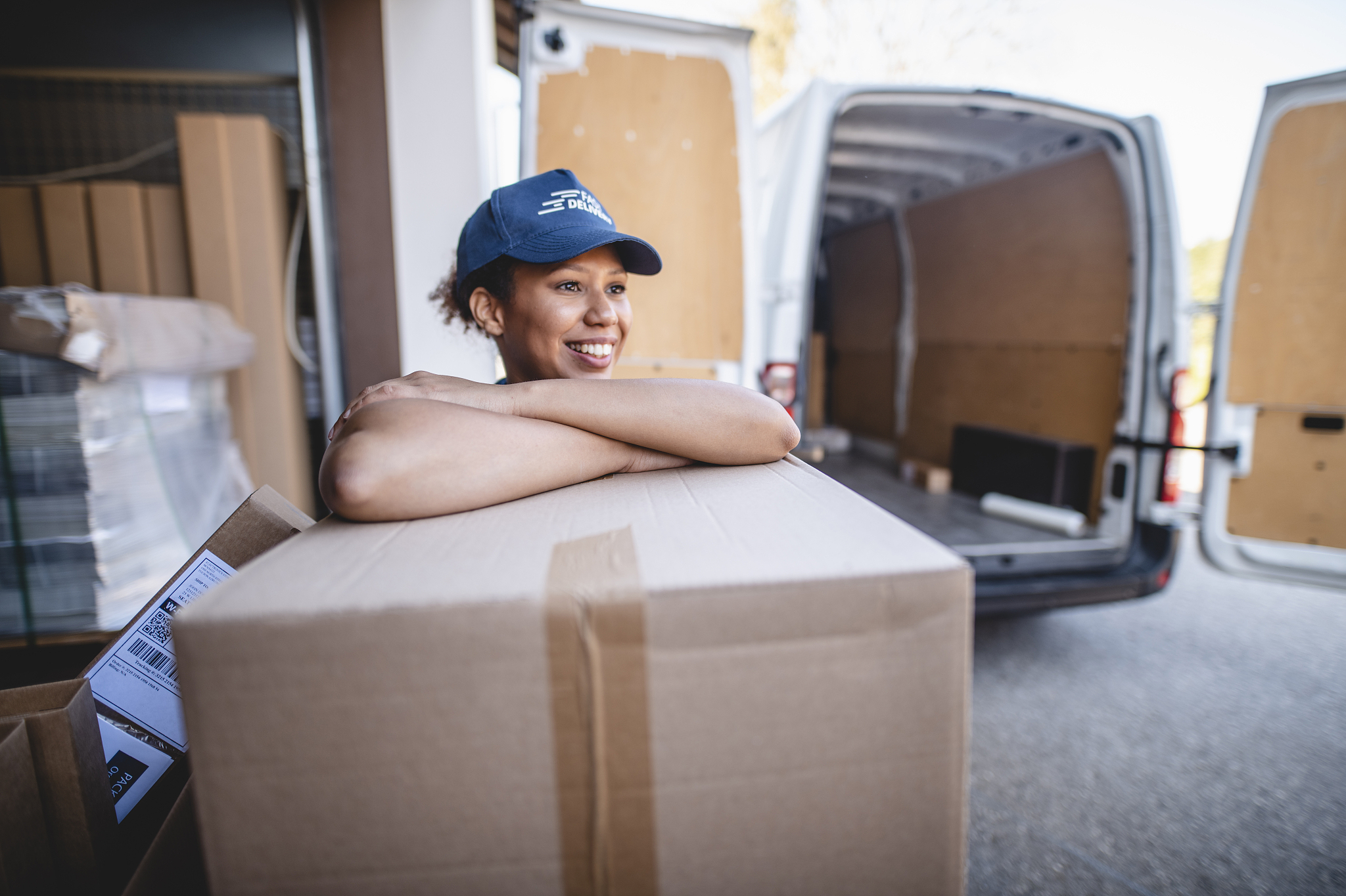 smiling millennial woman moonlighting as gig delivery driver