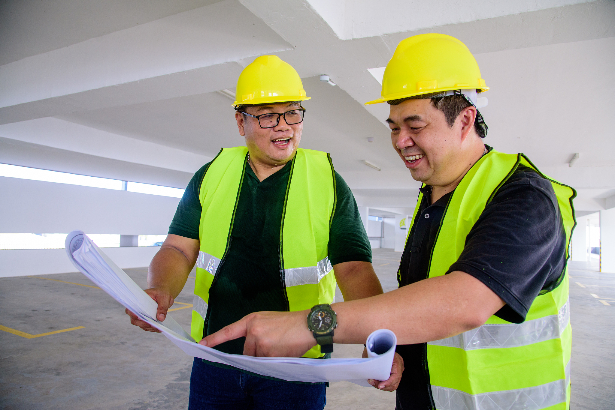 engineer and contractor having brief meeting on construction sit