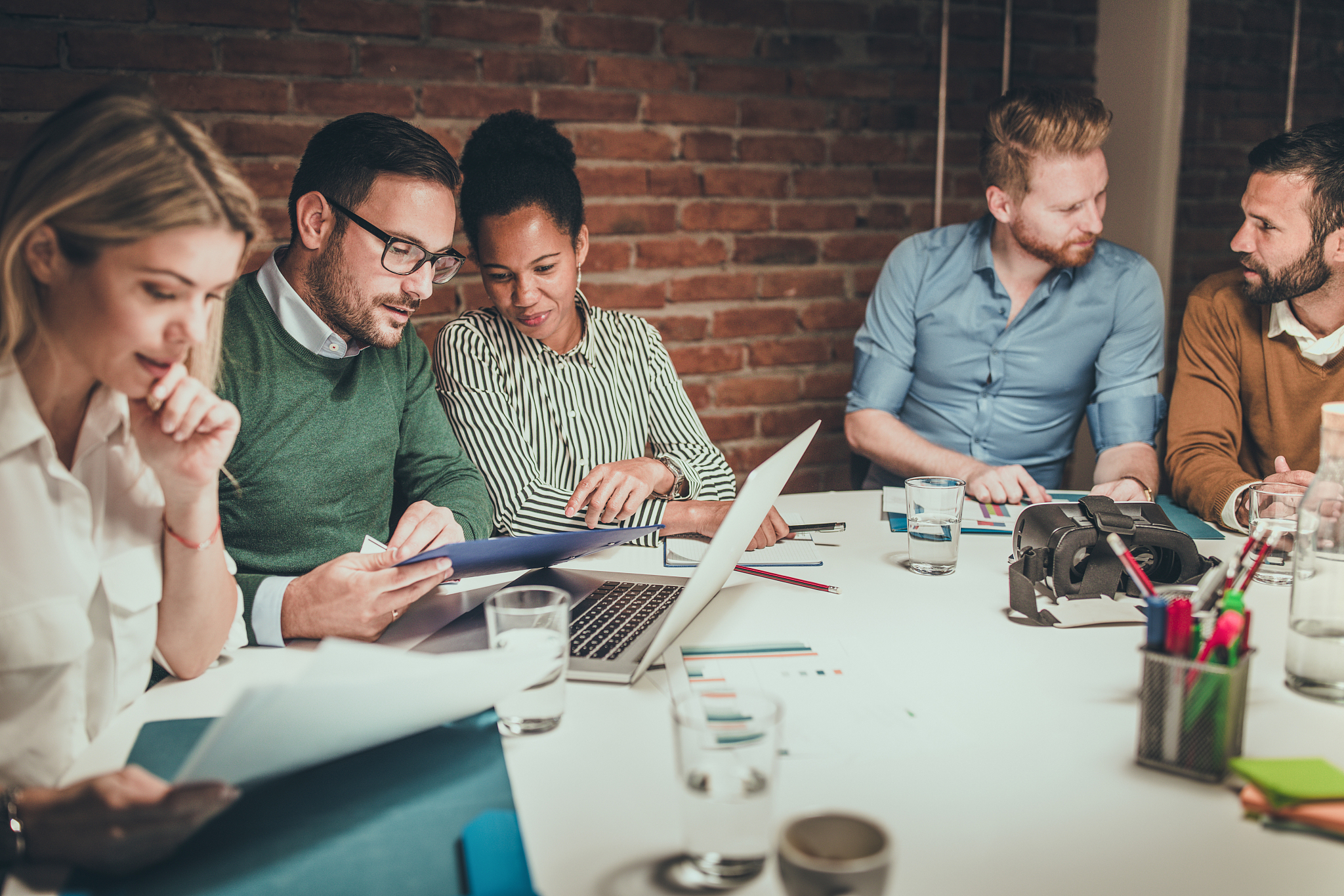 医院表彰总结大会 工作分解结构1 主题：医院表彰总结大会2 目标：表彰医院工作中的优秀个人和团队总结过去一年的工作经验提出未来的发展方向。3 工作分解结构：31 筹备工作- 确定表彰的范围和标准- 筛选候选人和团队- 确定表彰方式和奖励措施- 制定会议议程和流程- 确定会议场地和设备32 会前准备- 发送会议通知和邀请函- 确认参会人员和嘉宾- 安排会议现场布置和音响设备- 准备会议资料和奖品-