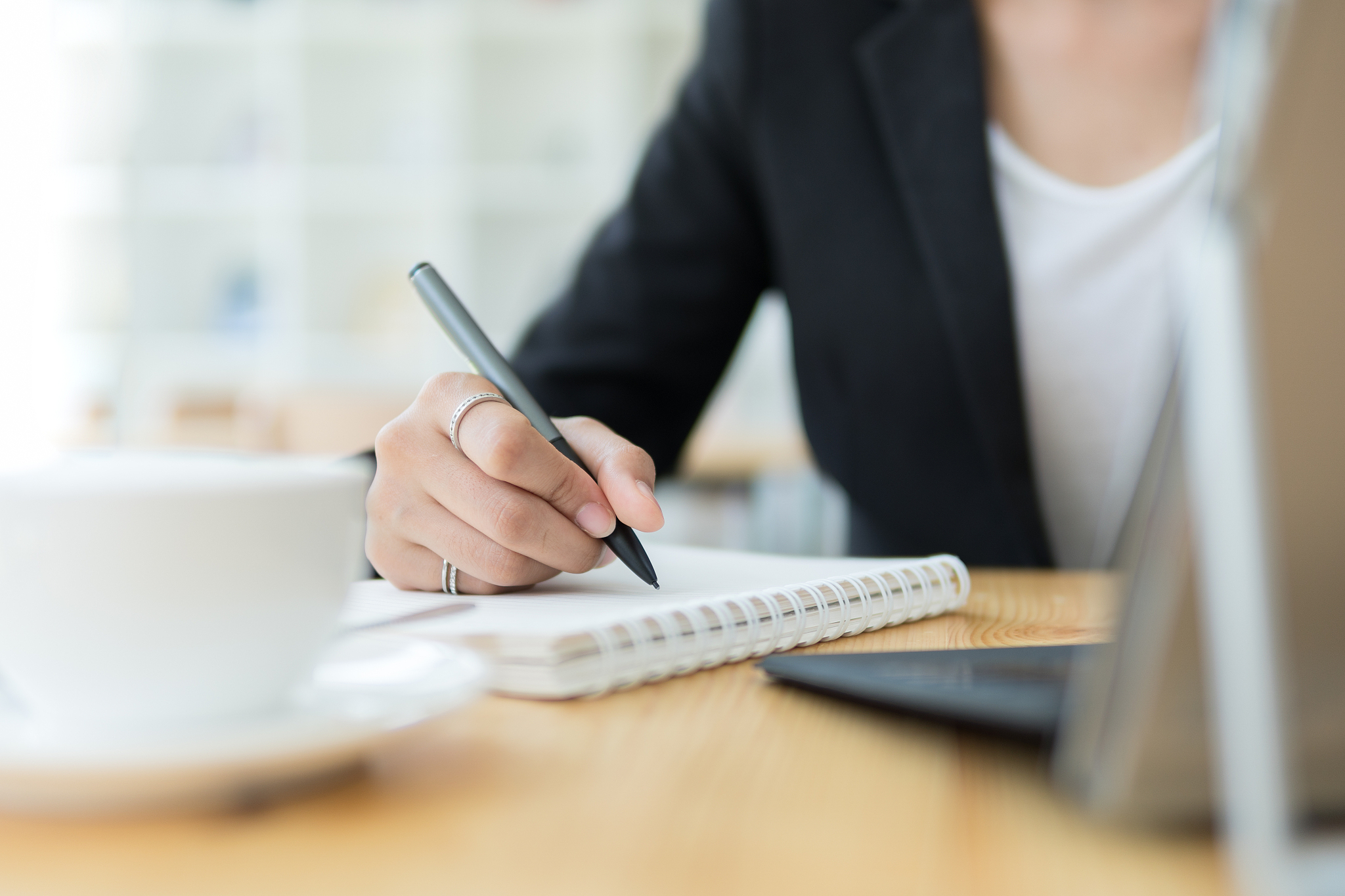 businesswoman using pen for note to do list concept