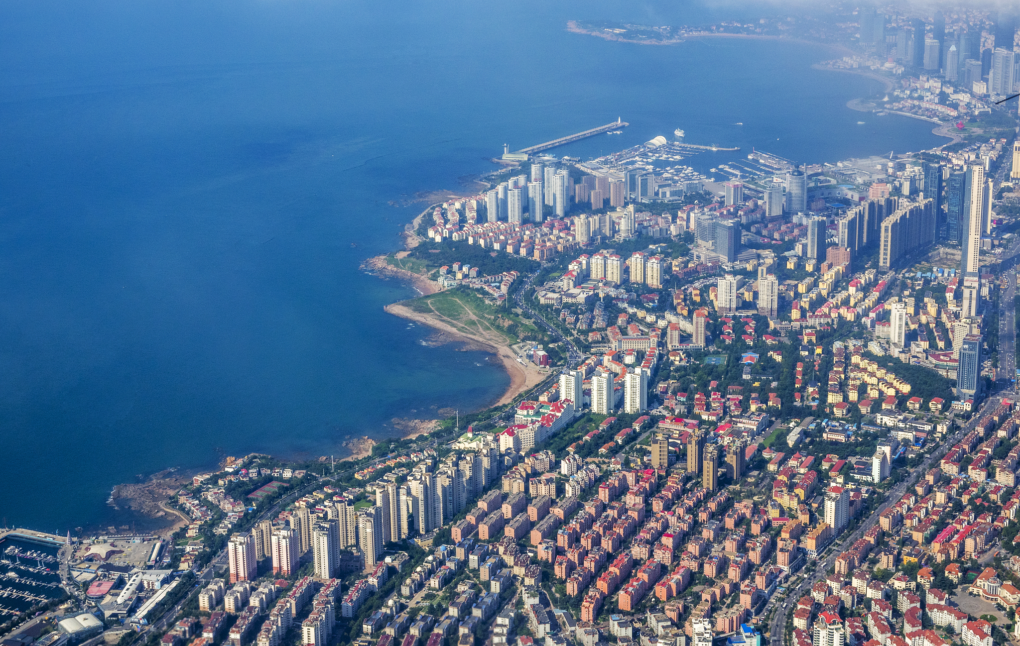 帮我写一段话我要向全班同学介绍我的家乡