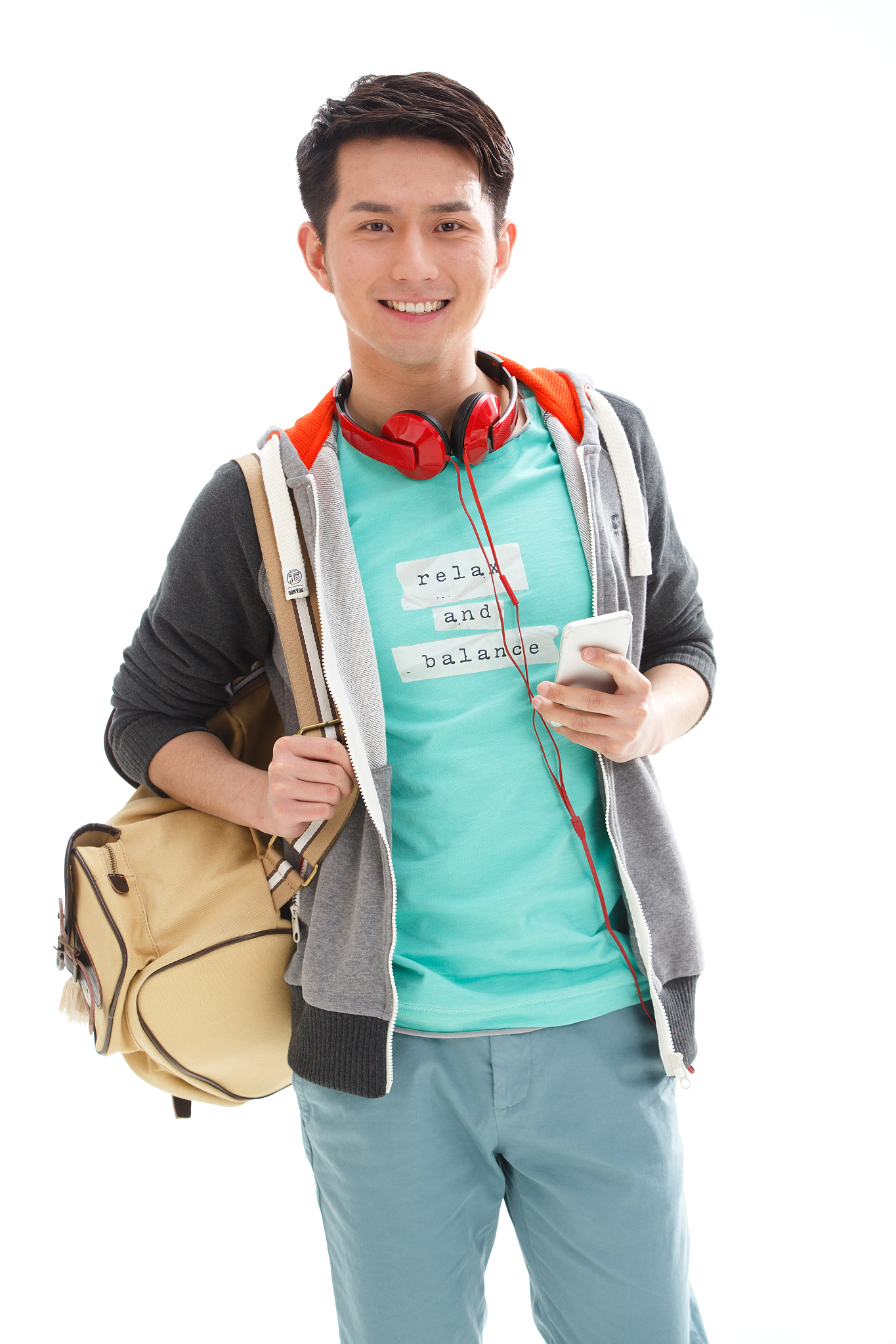 一个年轻的大学男生拿着手机