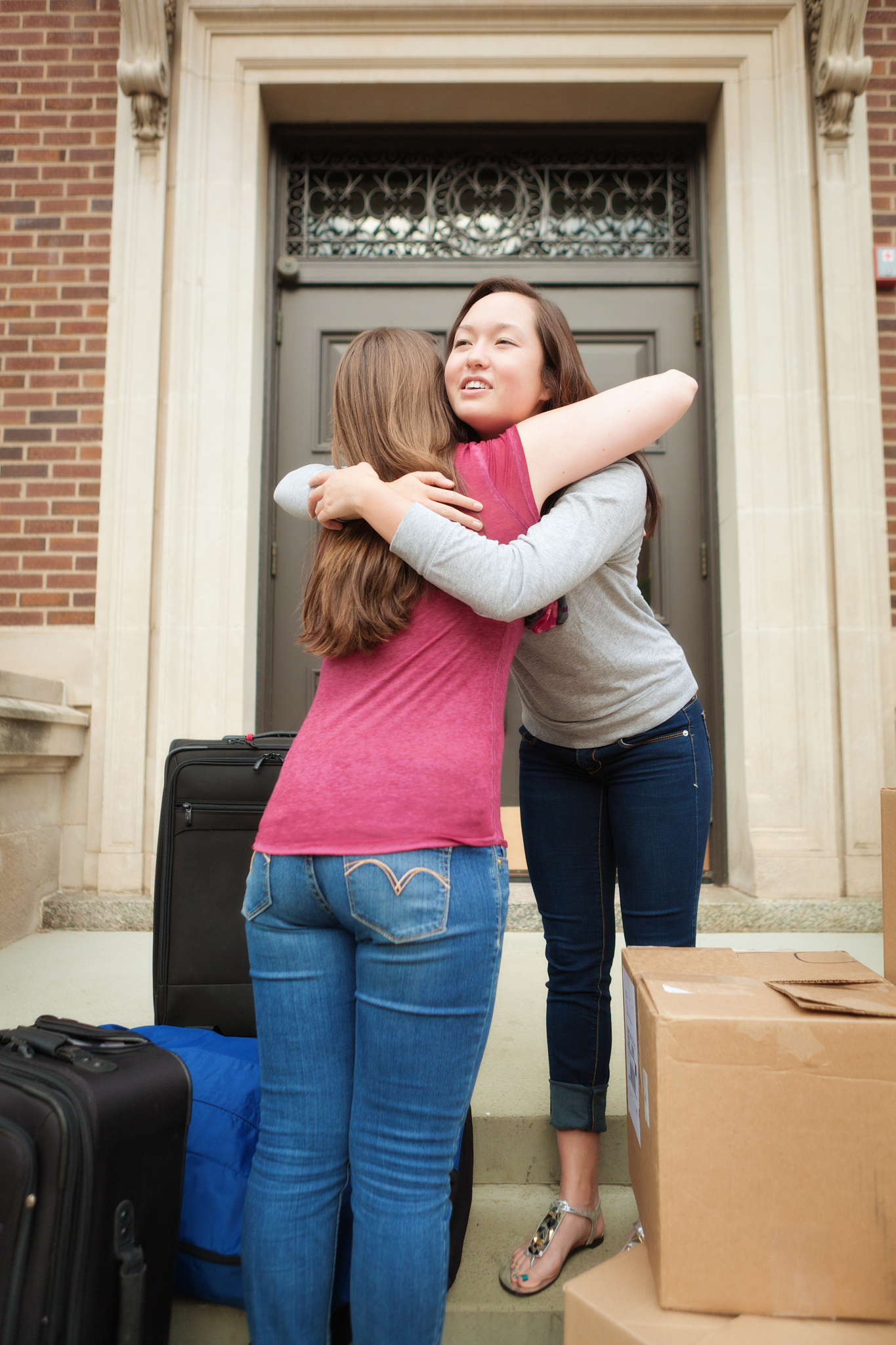 大学宿舍的和谐旋律：六个新生的友谊故事