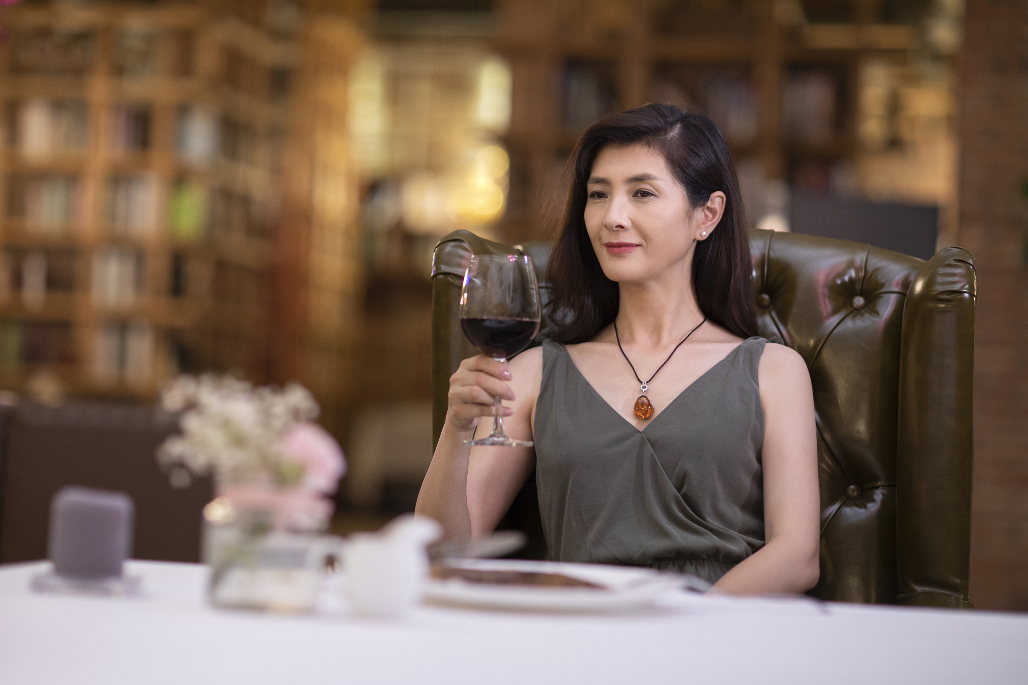 优雅女士在餐厅品尝红酒