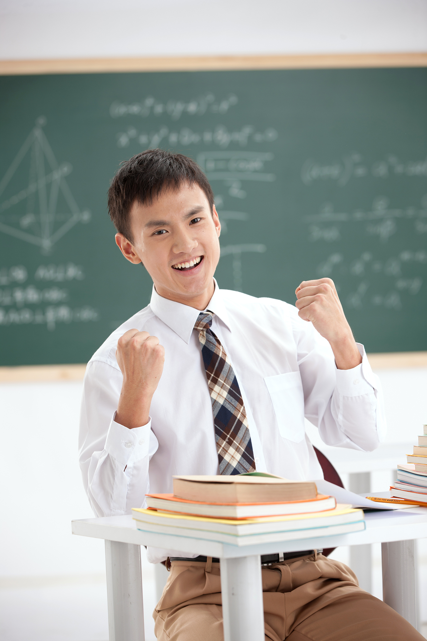 一个中学男生做握拳头的手势