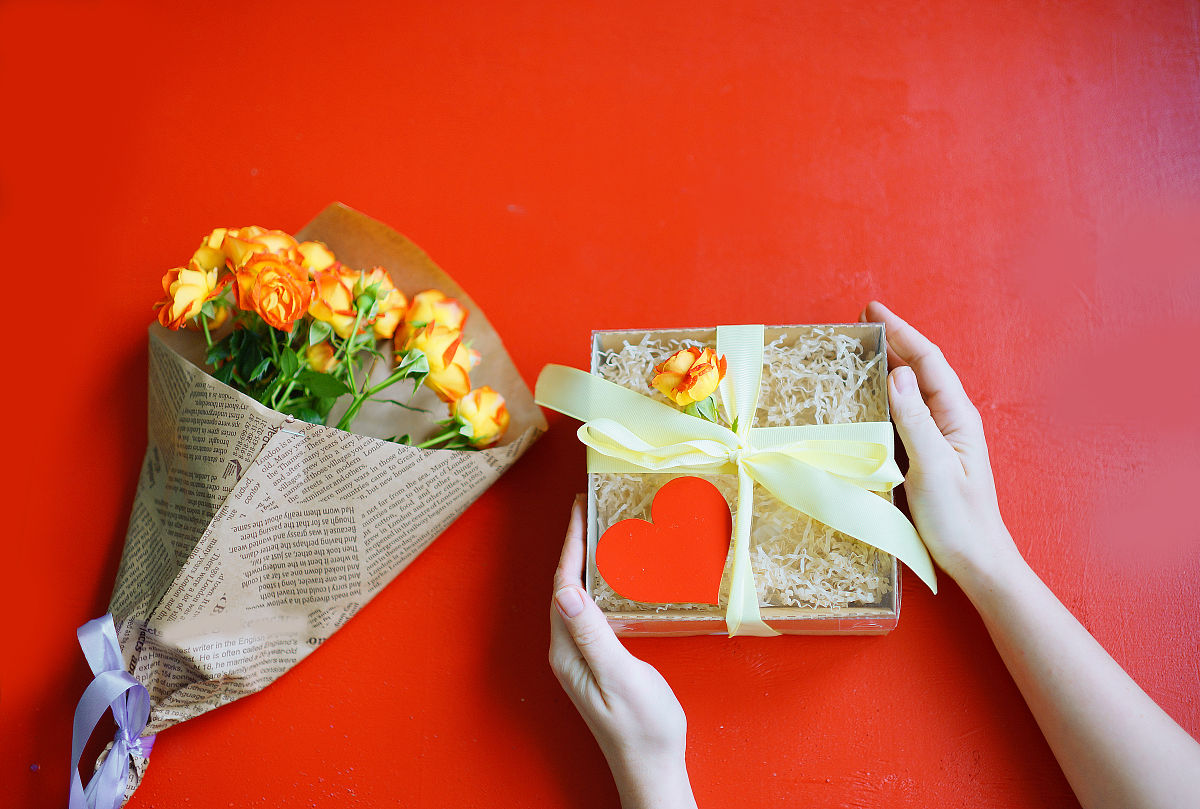 没有确定关系要不要送礼物，