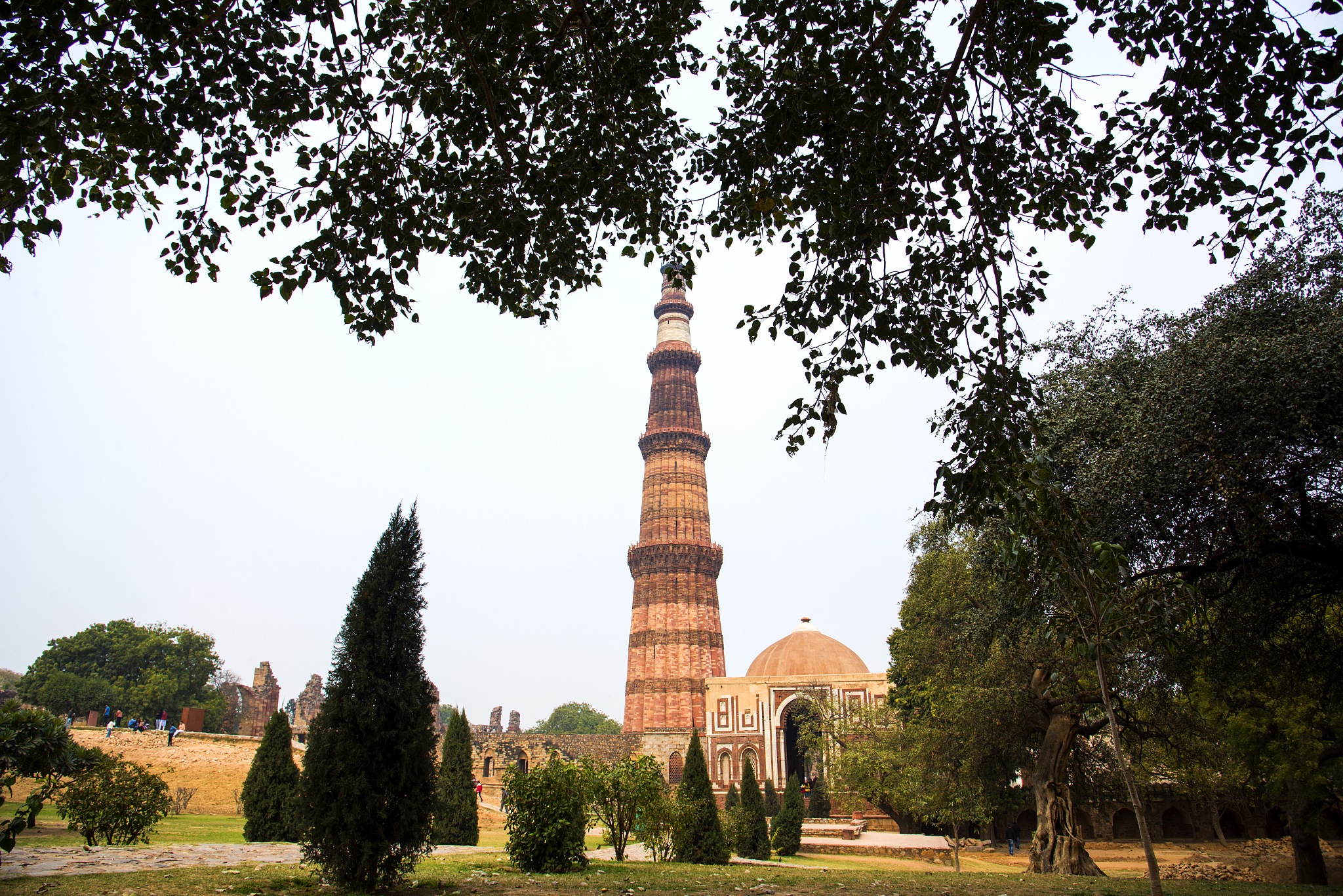 qutub minar view from garden,  qutub minar is the tallest minare