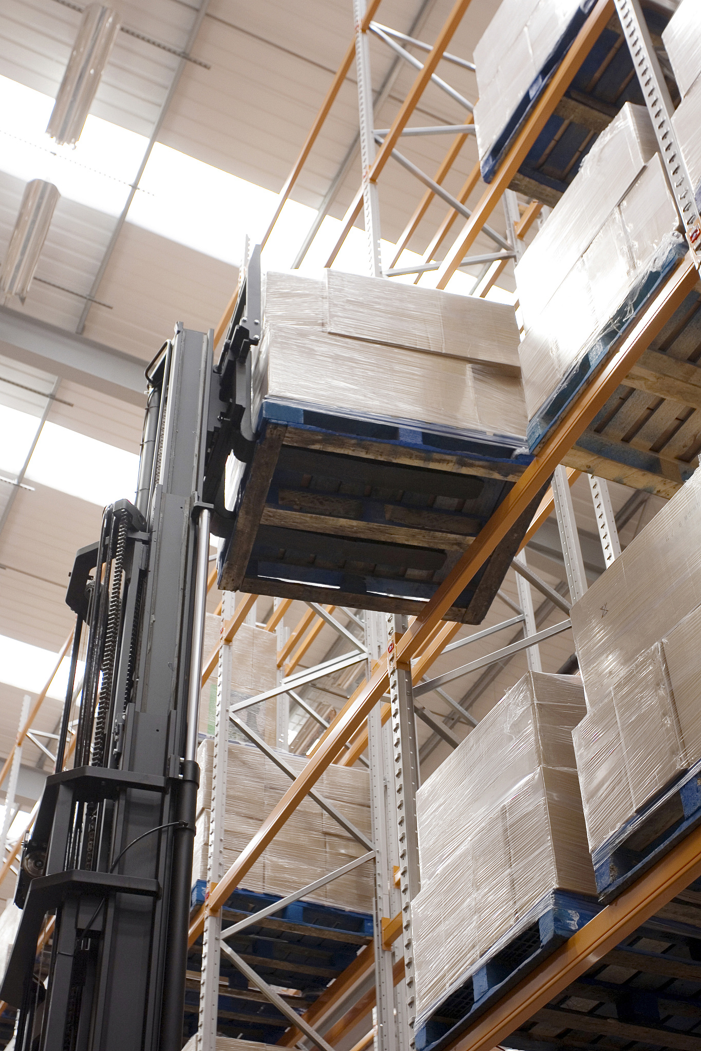 物流设备电机类型解析：输送机、提升机、叉车、AGV 电机应用及控制方法