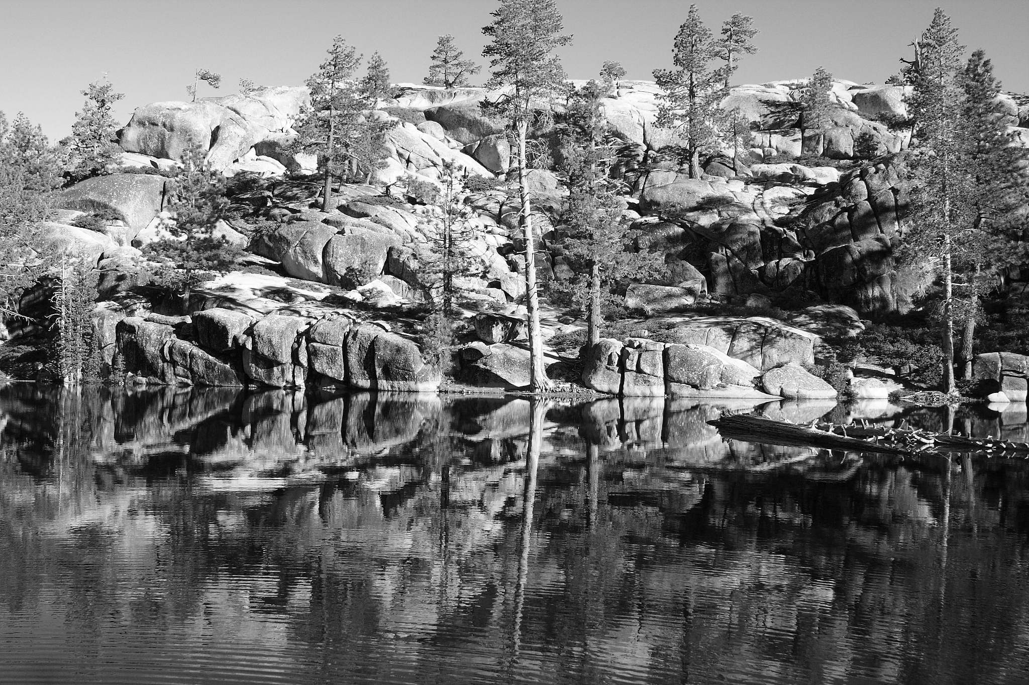 润色：In the heavy-color landscape painting black and white not only refer to the two colors black and white but also include colors with extremely dark and light tones in the overall composition They fo