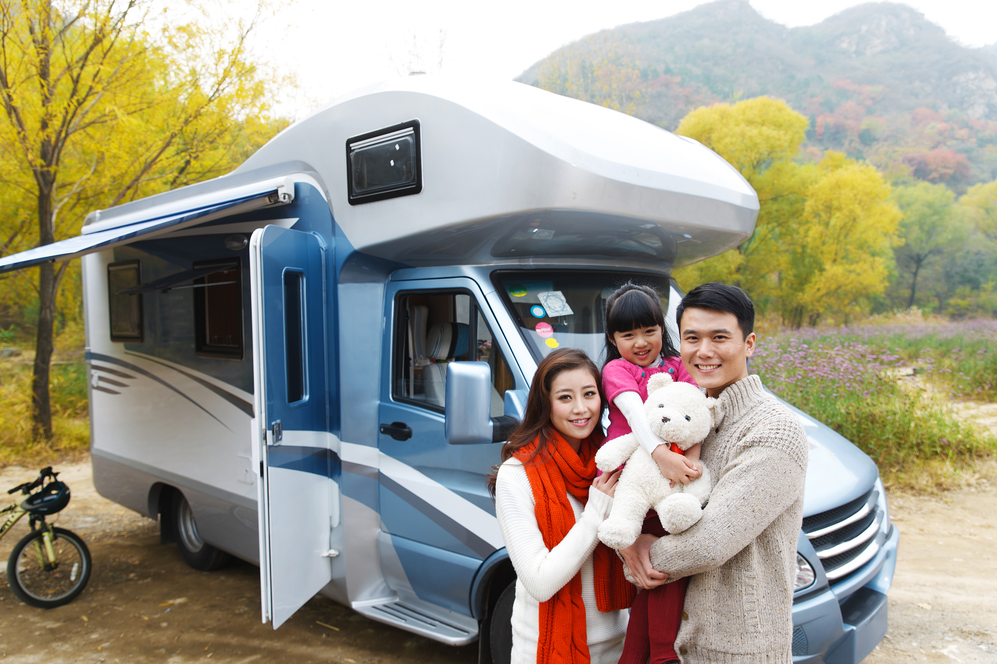 以行天下你得先有一辆车为题写一篇长篇连载小说的第一章内容包括：1 夫妻俩一直希望在退休后实现房车旅游的梦想但限于各种客观原因没有采取行动；2 最近为了解决上高中的女儿学校离家太远每天需要花费2小时的时间来回接送的问题夫妻俩决定购买一辆拖挂式的房车停在学校附近作为住宿点避免每天来回接送耽误的时间以及路上堵车的烦恼；3 这个主意既能够解决接送的问题同时也是夫妻俩实现房车旅游梦想的一个开始。4 夫妻俩都