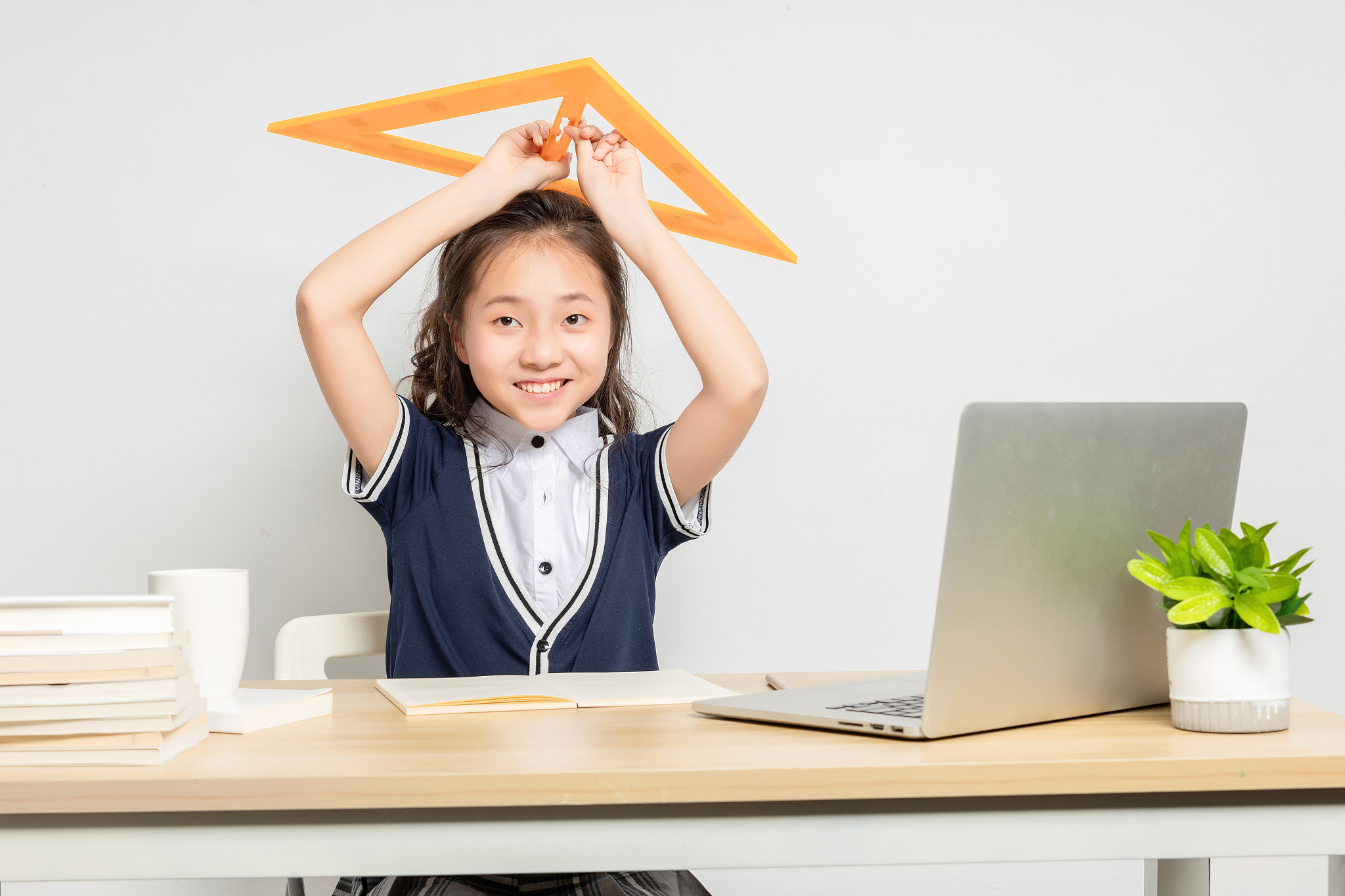 正在上数学课的亚洲小学女生