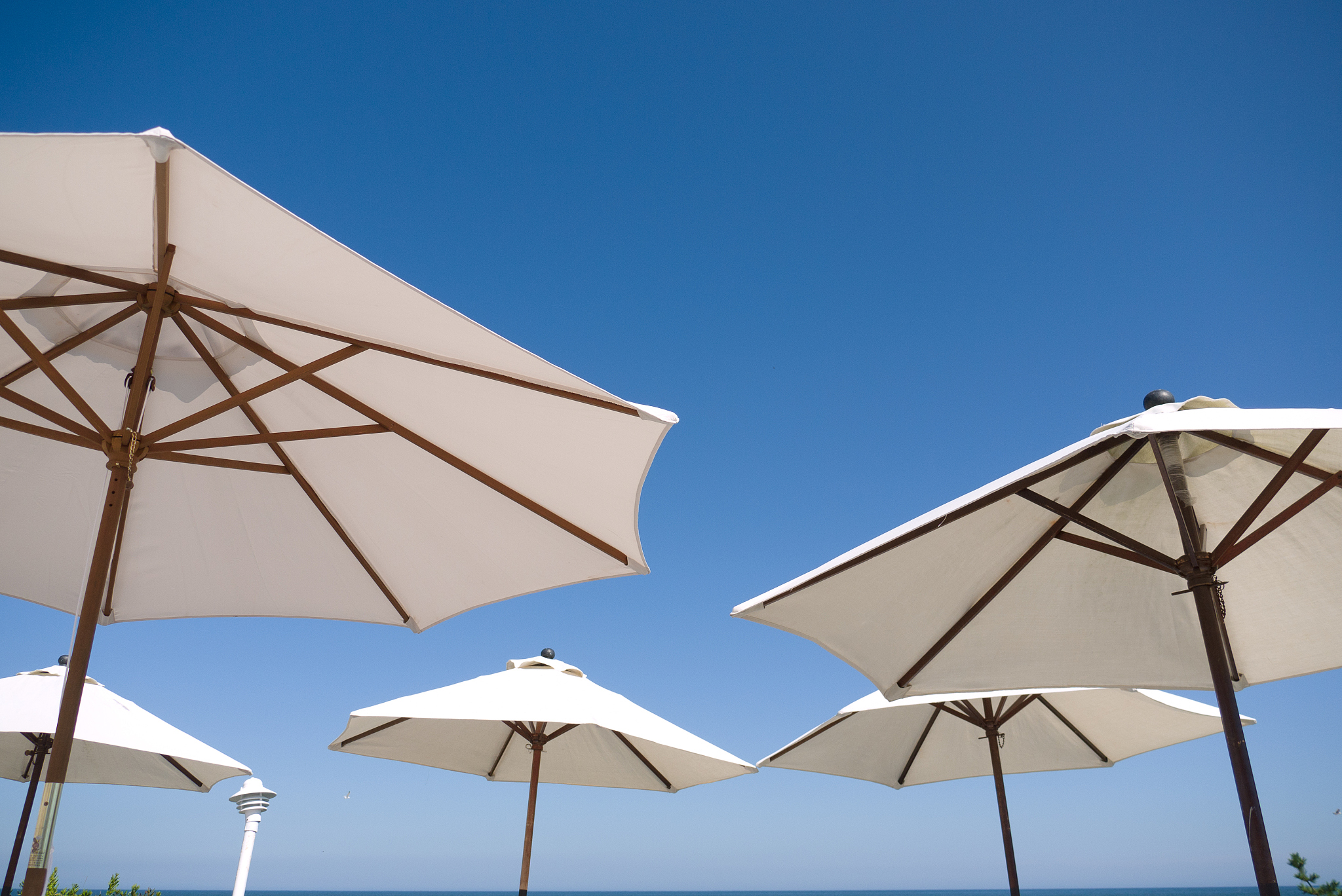 根据beach umbrella从外观、性能、常见问题等角度用英文撰写一篇500字的介绍文章带标题