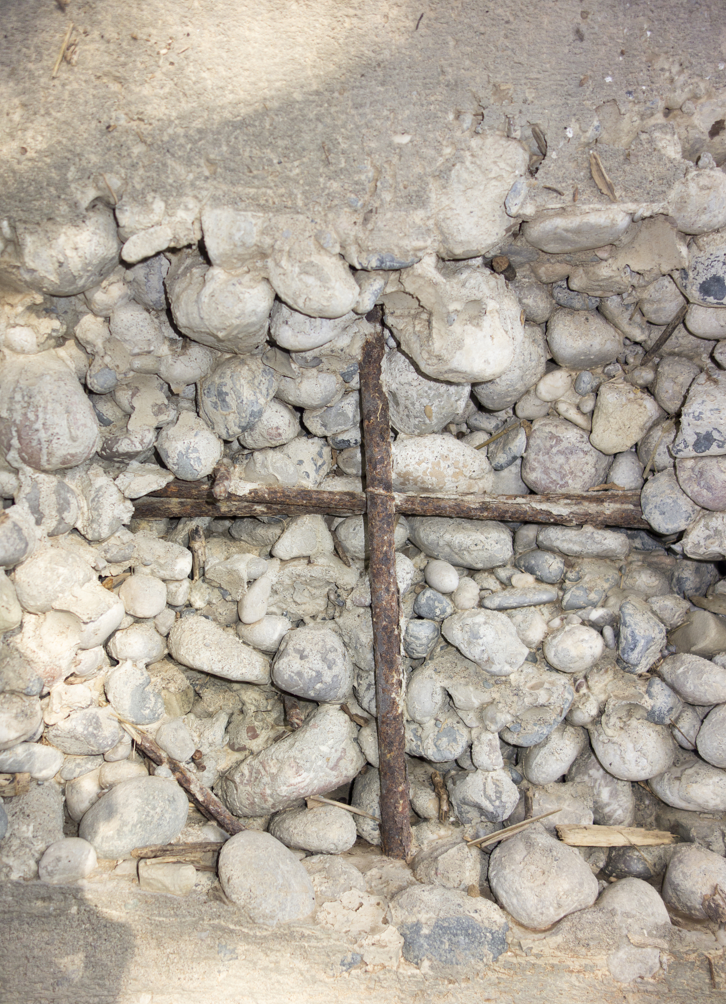 混凝土承载受力裂缝防治措施：从配合比到维护