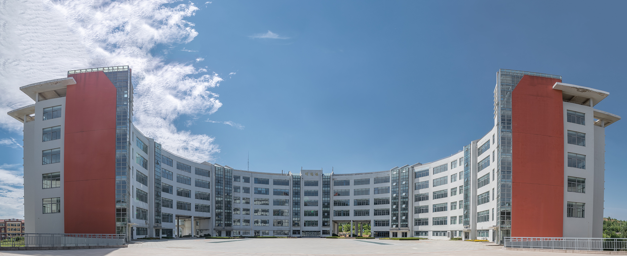 2023年山东中专中青岛电子学校好不好？