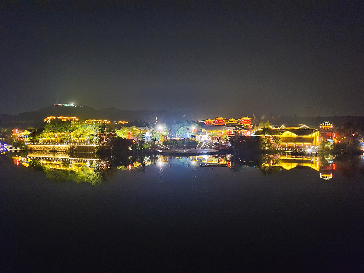 一边古城一边现代城镇晚上有月亮求两句诗