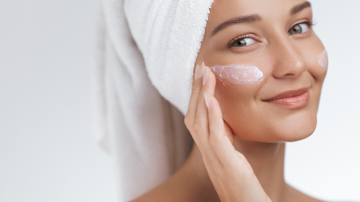 根据以下文章写一篇全新的文章需要新的标题不少于500字。原文如下想要变白除了防晒还应该做些什么？2023-05-24 1521春末夏初阳光还不强烈现在考虑防晒美白似乎真的有些杞人忧天了。不过正是因为有了这样的思想才会导致自己在美白的竞争中处在相对不利的位置。想要美白的女生一定要记住一句话美白不论季节一定要趁早。想要美白从夏天才开始明显不够春天就要早做准备了这样就可以提前避免黑色素的形成。另外及早进