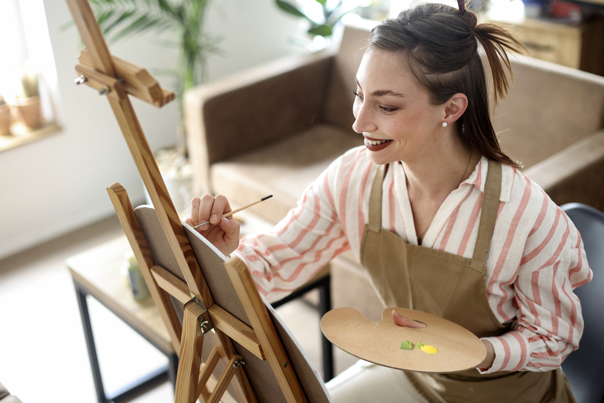 请翻译句子：曾在意大利医院、公益组织、临终关怀中心上海公益组织社区等地为幼儿及青少年儿童、孤独症人群、医护人员以及精神疾病患者提供艺术疗愈服务。曾就职于上海某美术馆公共教育部尝试将艺术疗愈理念融入艺术公共教育板块。