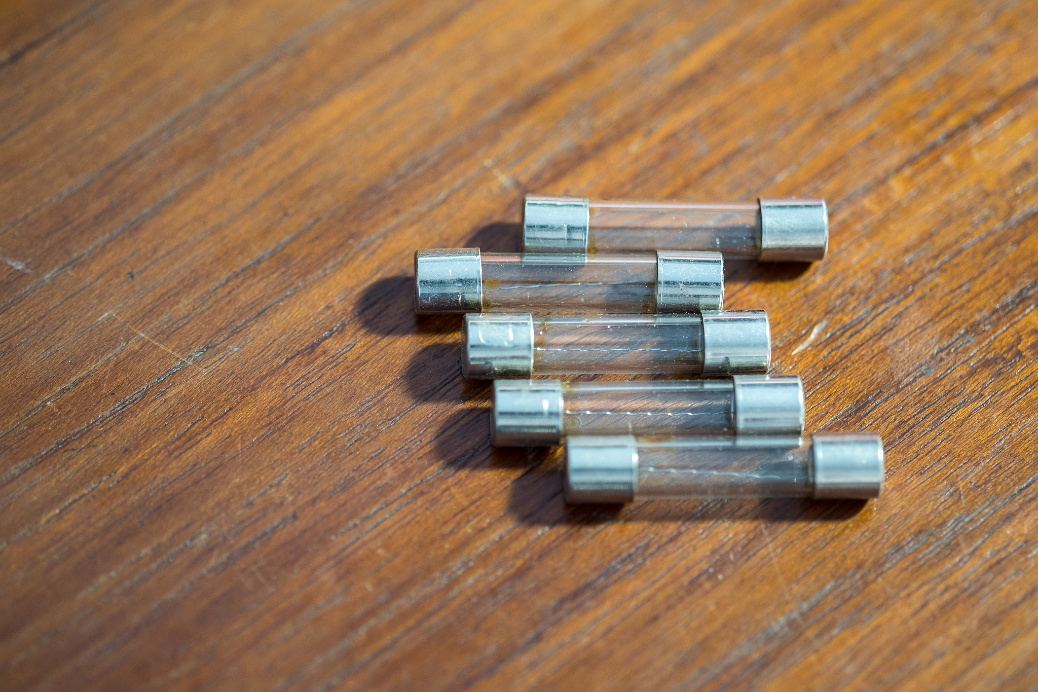 电火花小孔加工小孔比电极丝直径大的原因