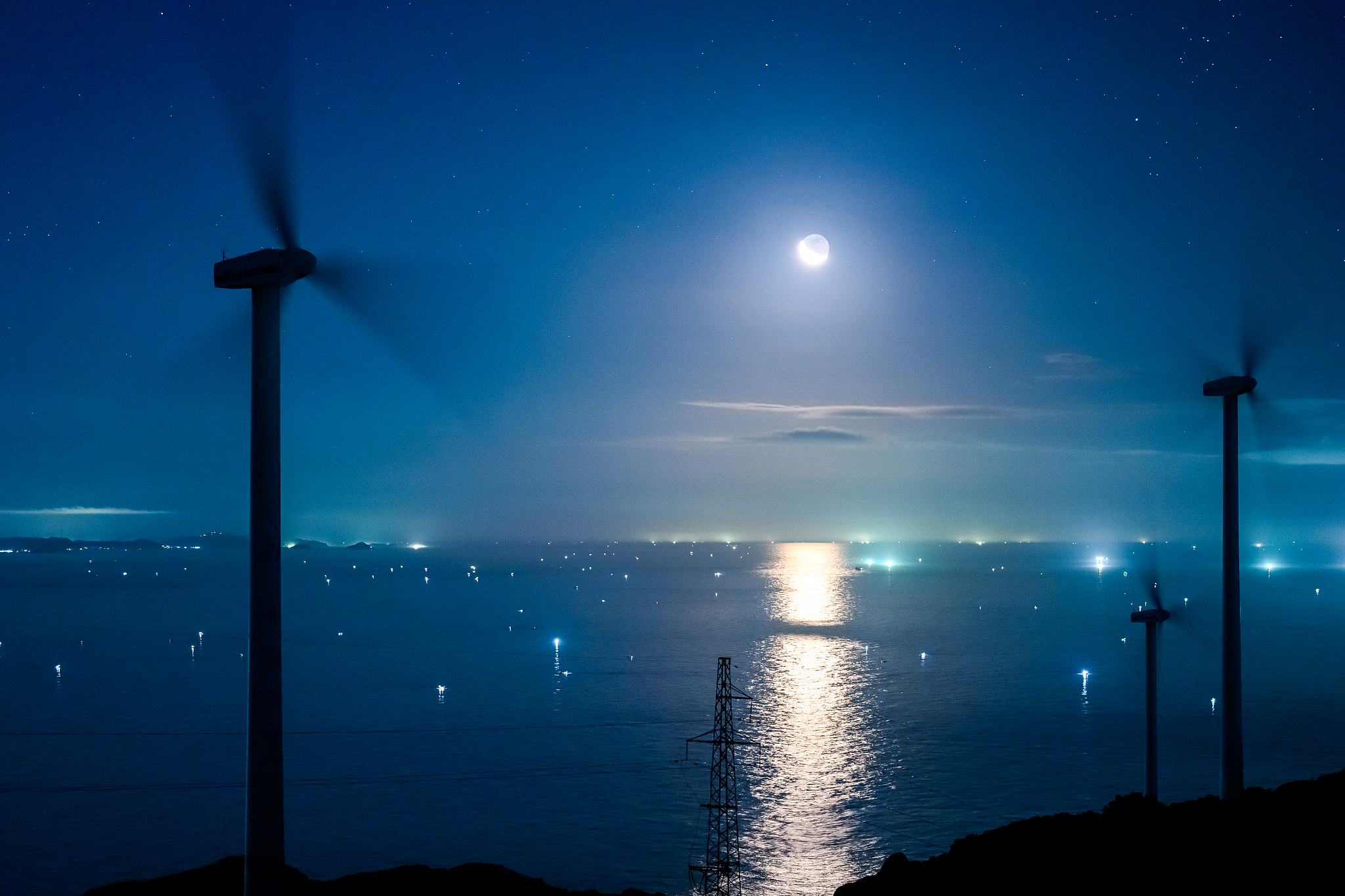 风力机叶片健康检测系统设计1 系统概述风力机叶片健康检测系统是一种基于振动信号分析的在线检测系统用于实时监测风力机叶片的运行状态检测叶片是否存在疲劳、裂纹、断裂等问题提高风力机的可靠性和安全性。2 系统组成风力机叶片健康检测系统由传感器、数据采集器、信号处理器、显示器等部分组成。传感器：采用加速度传感器安装在叶片上用于采集叶片振动信号。数据采集器：将传感器采集到的信号转换成数字信号并通过通信接口传