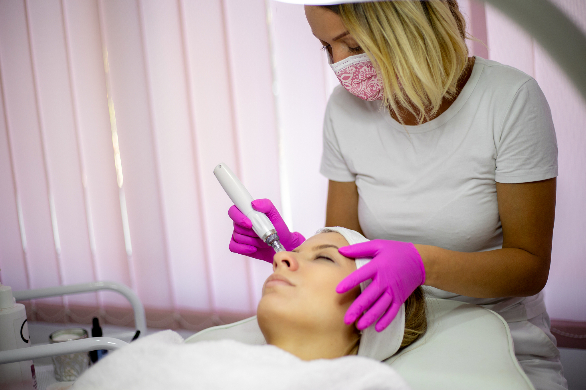 facial treatment with dermapen in the beauty salon