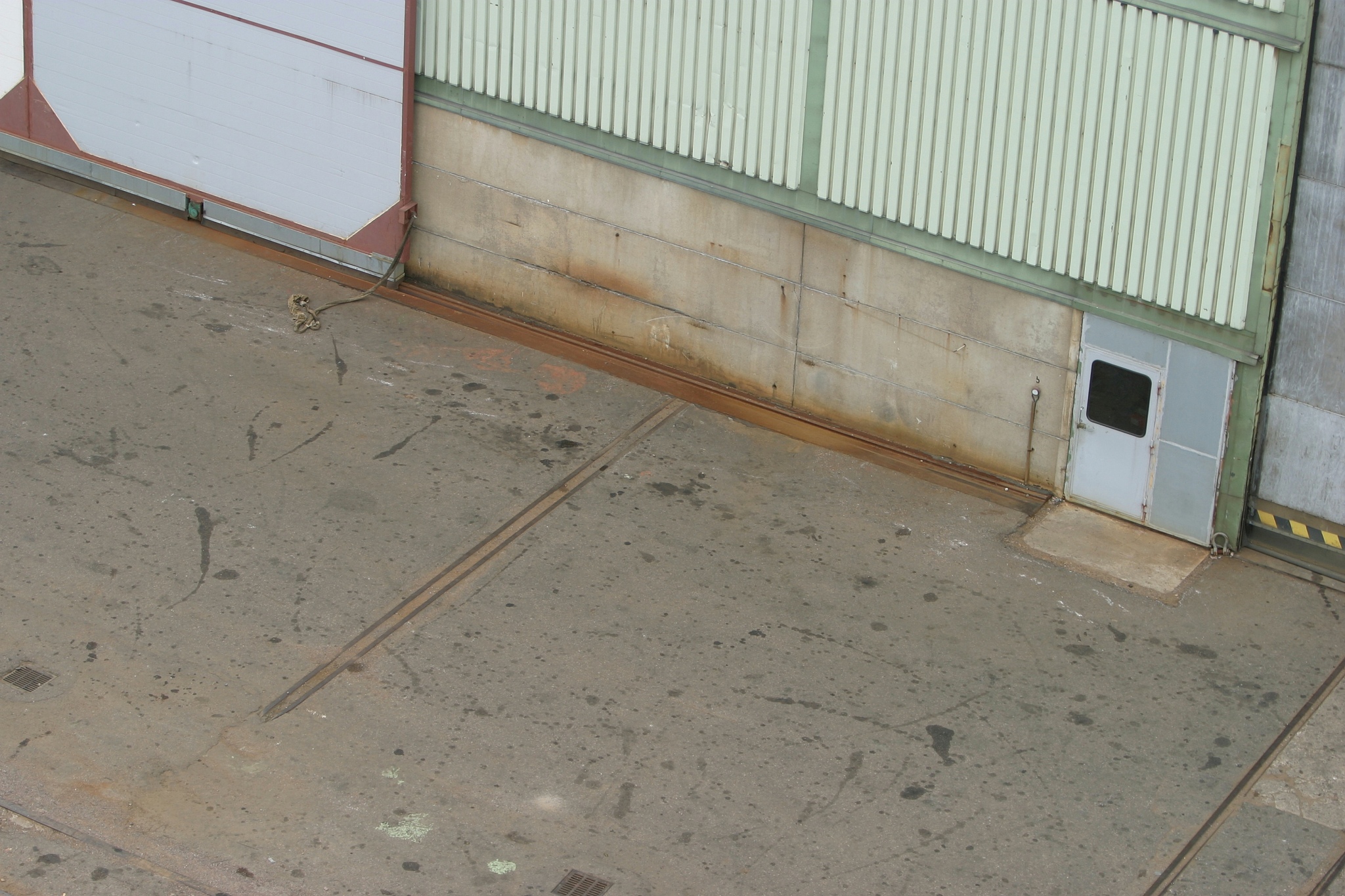 写一篇不少于500词建造金属车库建筑用什么墙板的文章