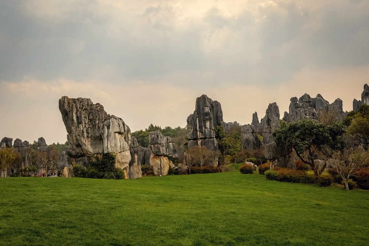 请你调研介绍云南蒙自的自然与人文景观重点介绍物质与非物质文化遗产用于文化采风前期报告