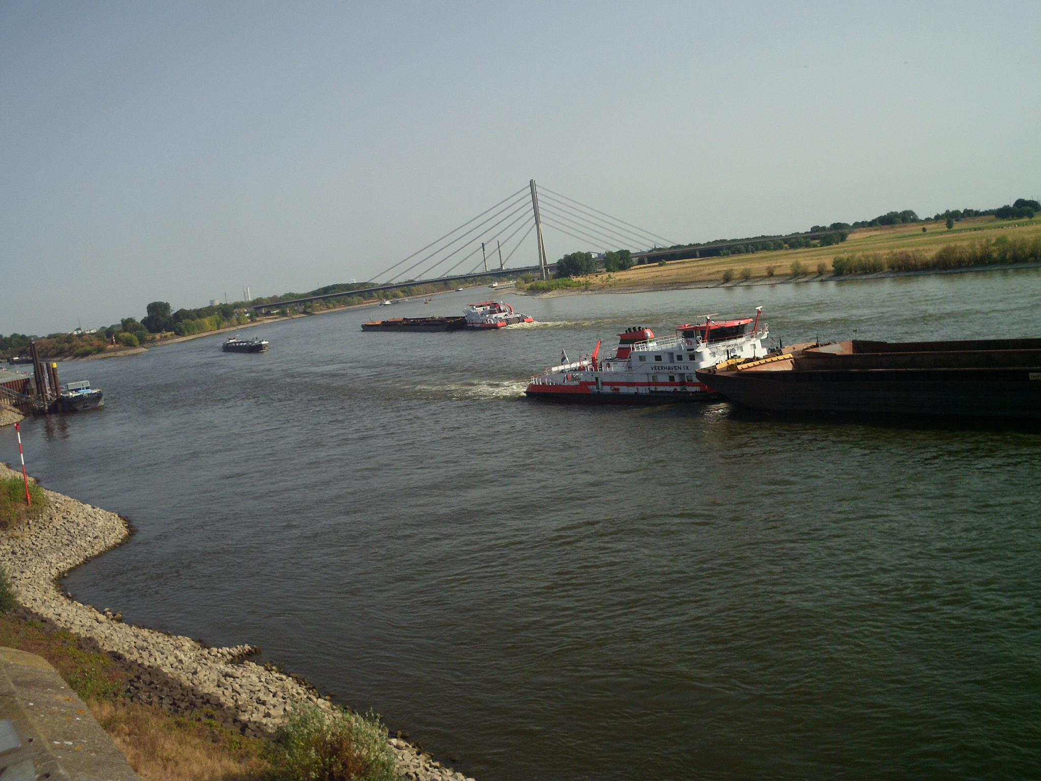 歐洲兩大河流藉由某一運河相互連結以提升河流的航運價值。甲港口為該運河上重要的轉運樞紐表五為2016年兩條河流流域內各國與甲港口之間的船舶貨運量。由表中資訊判斷可推論出其中一條河流的貨運量較大該河流應是注入哪個海域？A北海B黑海C地中海D波羅的海